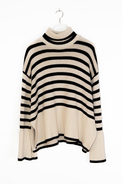 Toteme Gestreifter Rollkragenpullover in Ecru und Schwarz