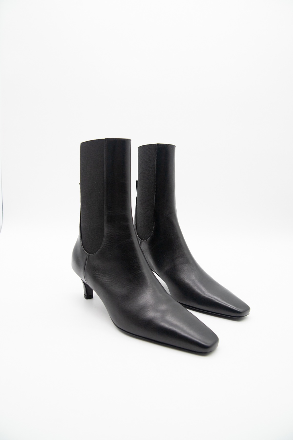 Toteme Ankle Boots aus Leder in Schwarz