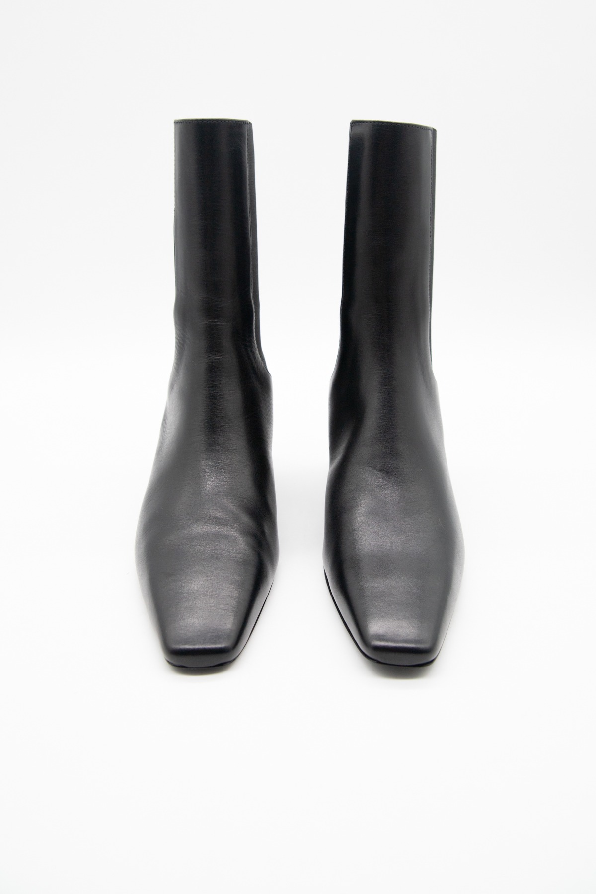 Toteme Ankle Boots aus Leder in Schwarz