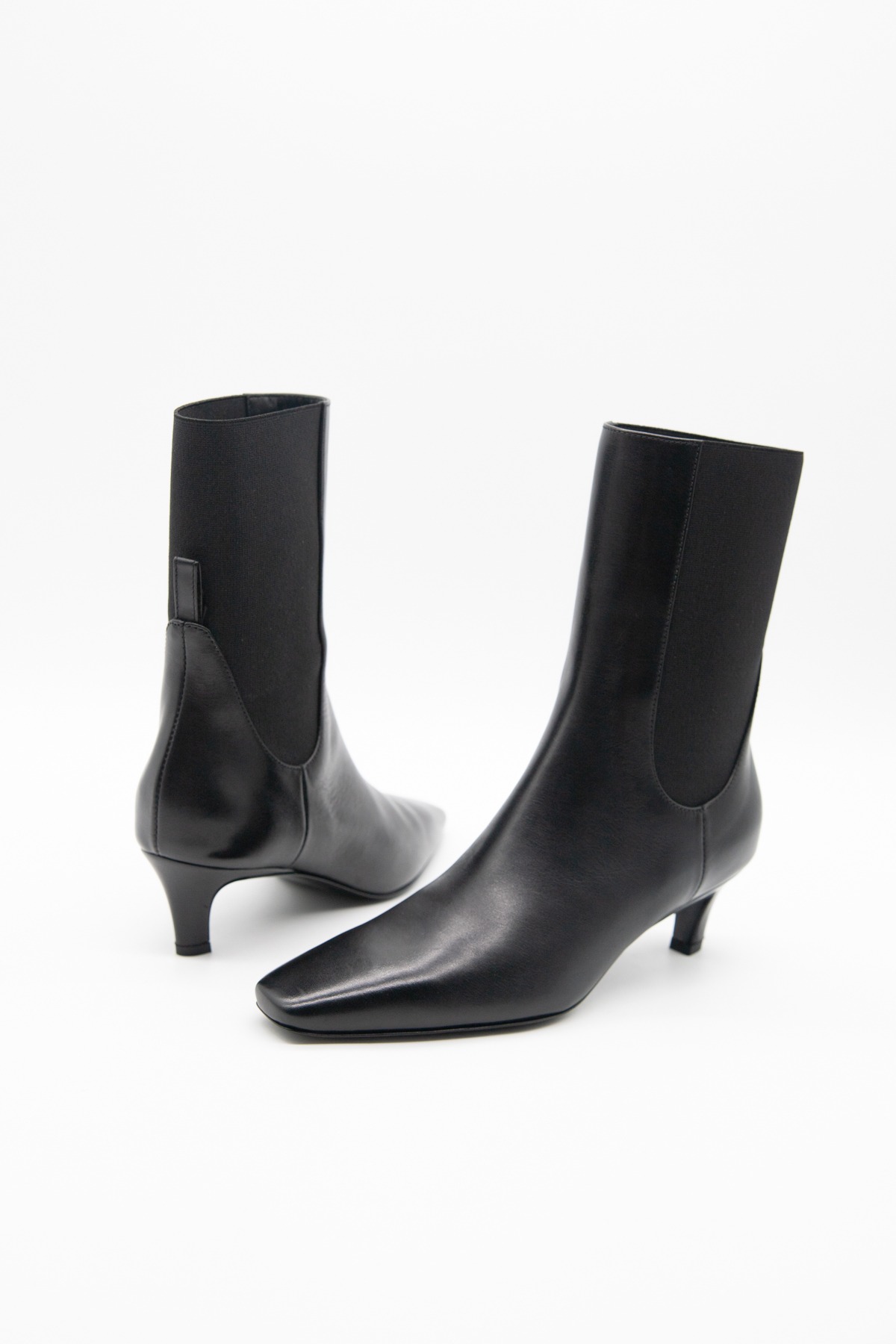 Toteme Ankle Boots aus Leder in Schwarz