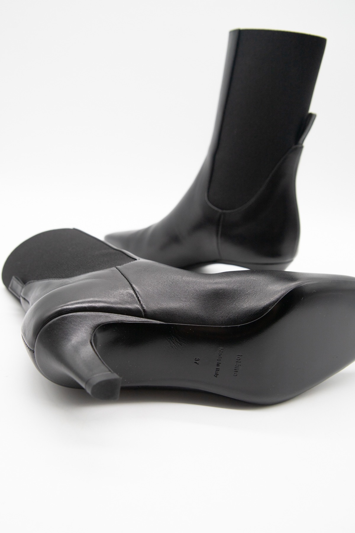 Toteme Ankle Boots aus Leder in Schwarz
