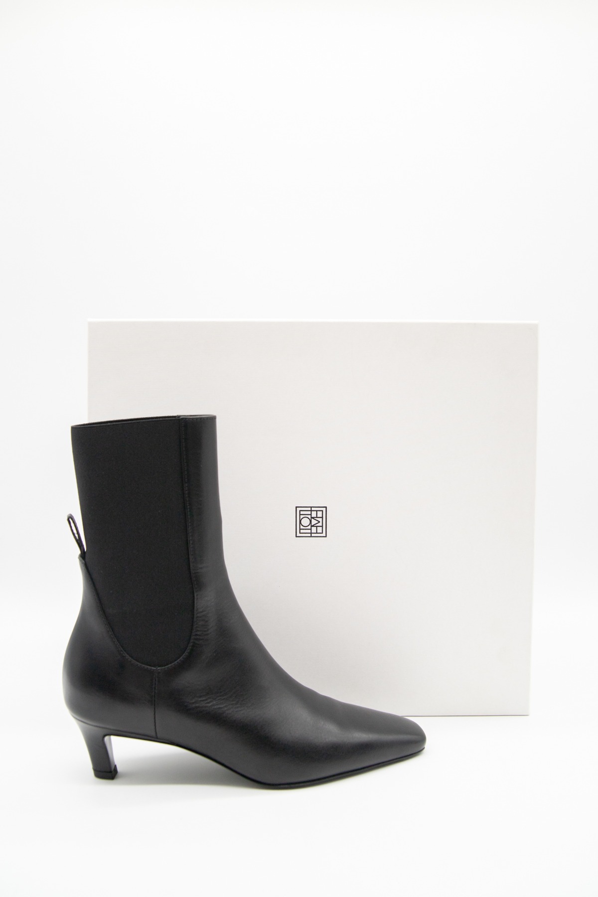 Toteme Ankle Boots aus Leder in Schwarz