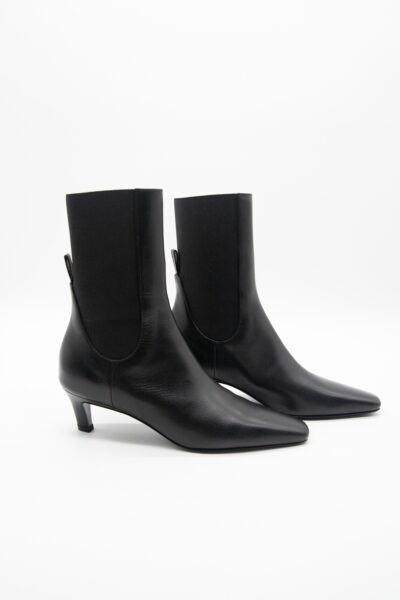 Toteme Ankle Boots aus Leder in Schwarz