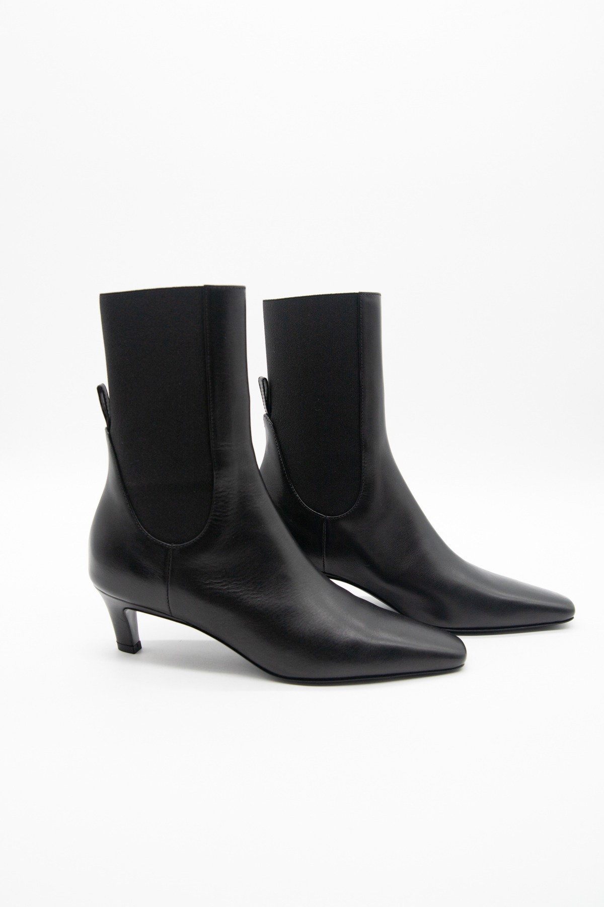 Toteme Ankle Boots aus Leder in Schwarz