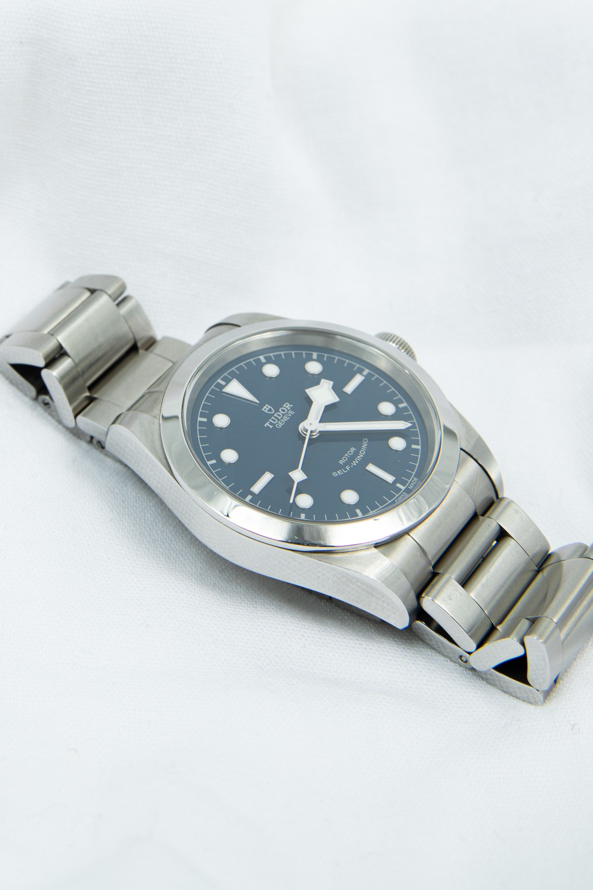 Tudor Black Bay 41 Armbanduhr in Silber und Dunkelblau