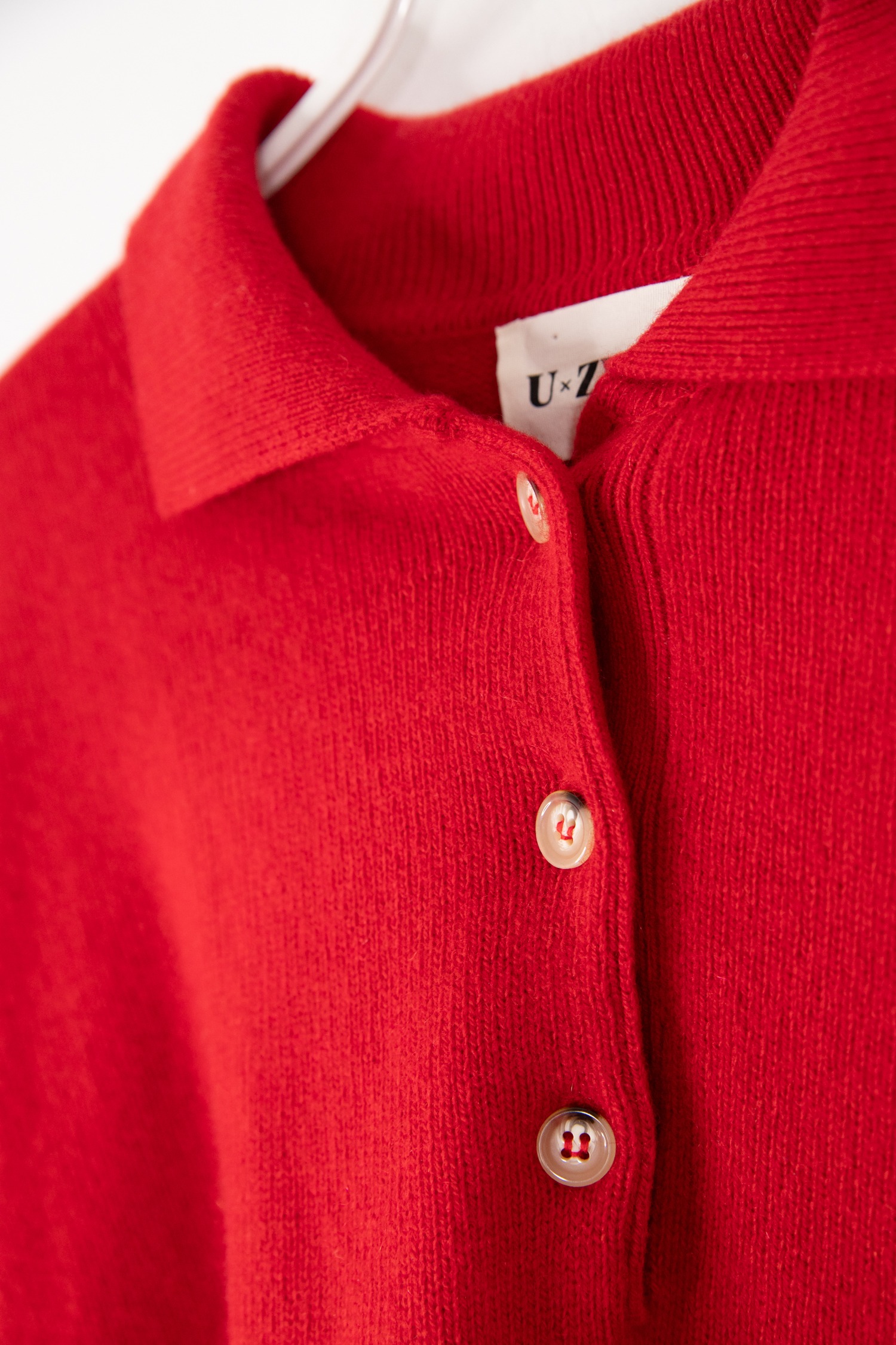 Uzwei Pullover mit Polokragen in Rot