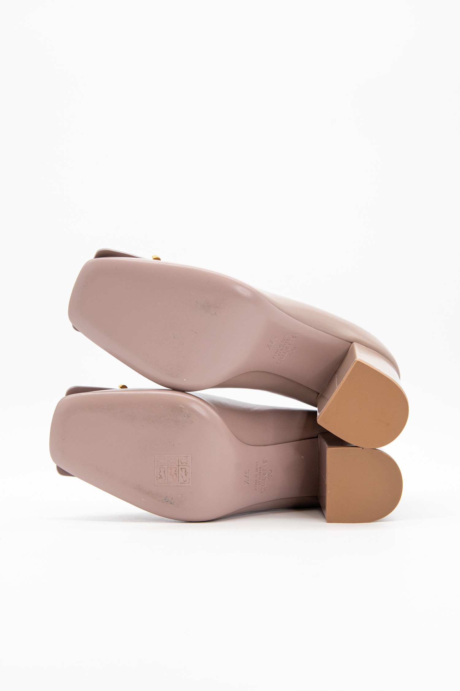 Valentino "Maison Gryphons" Pumps in Taupe