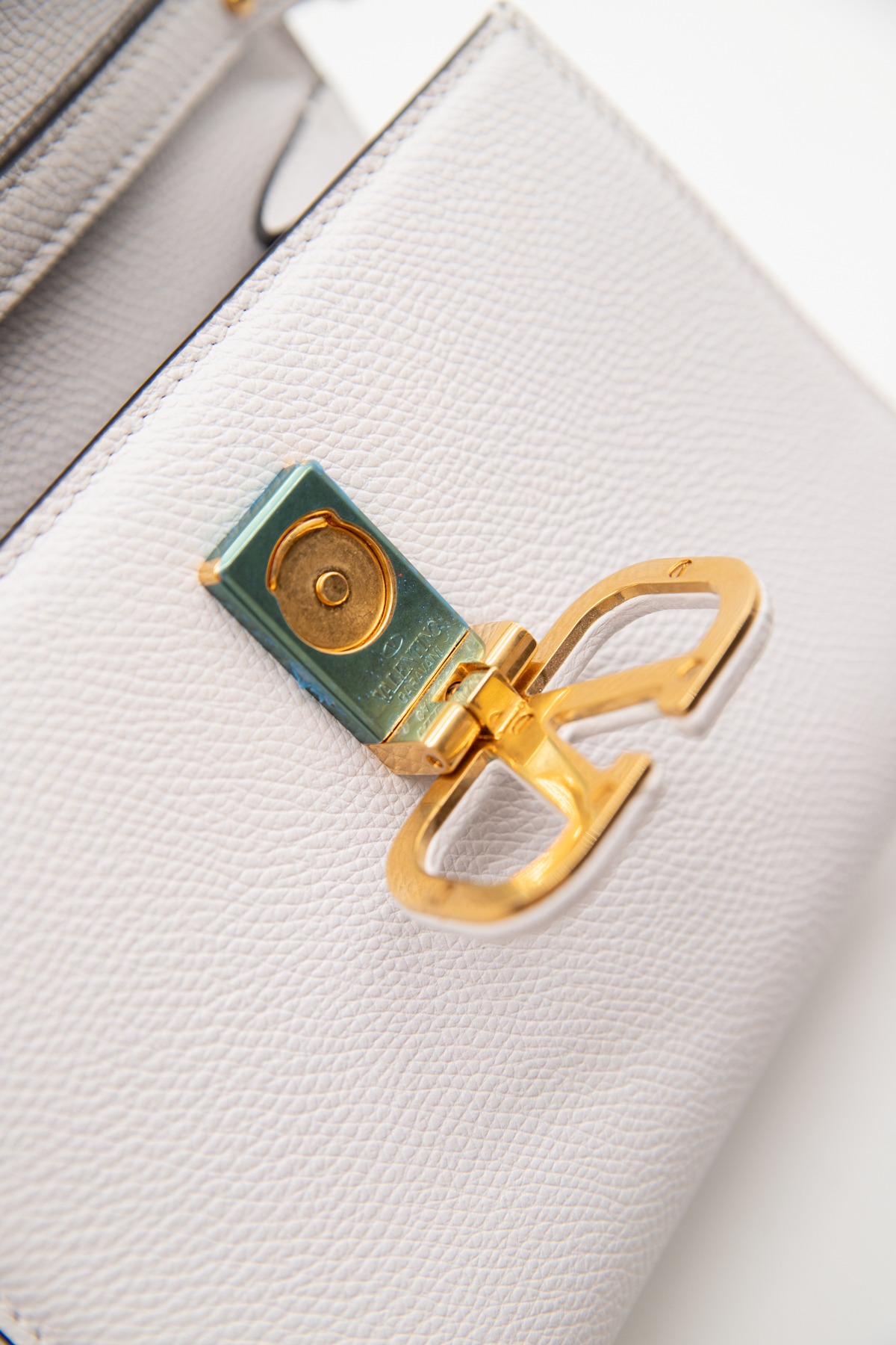 Valentino "VSLING" Mini Handtasche in Weiß und Gold