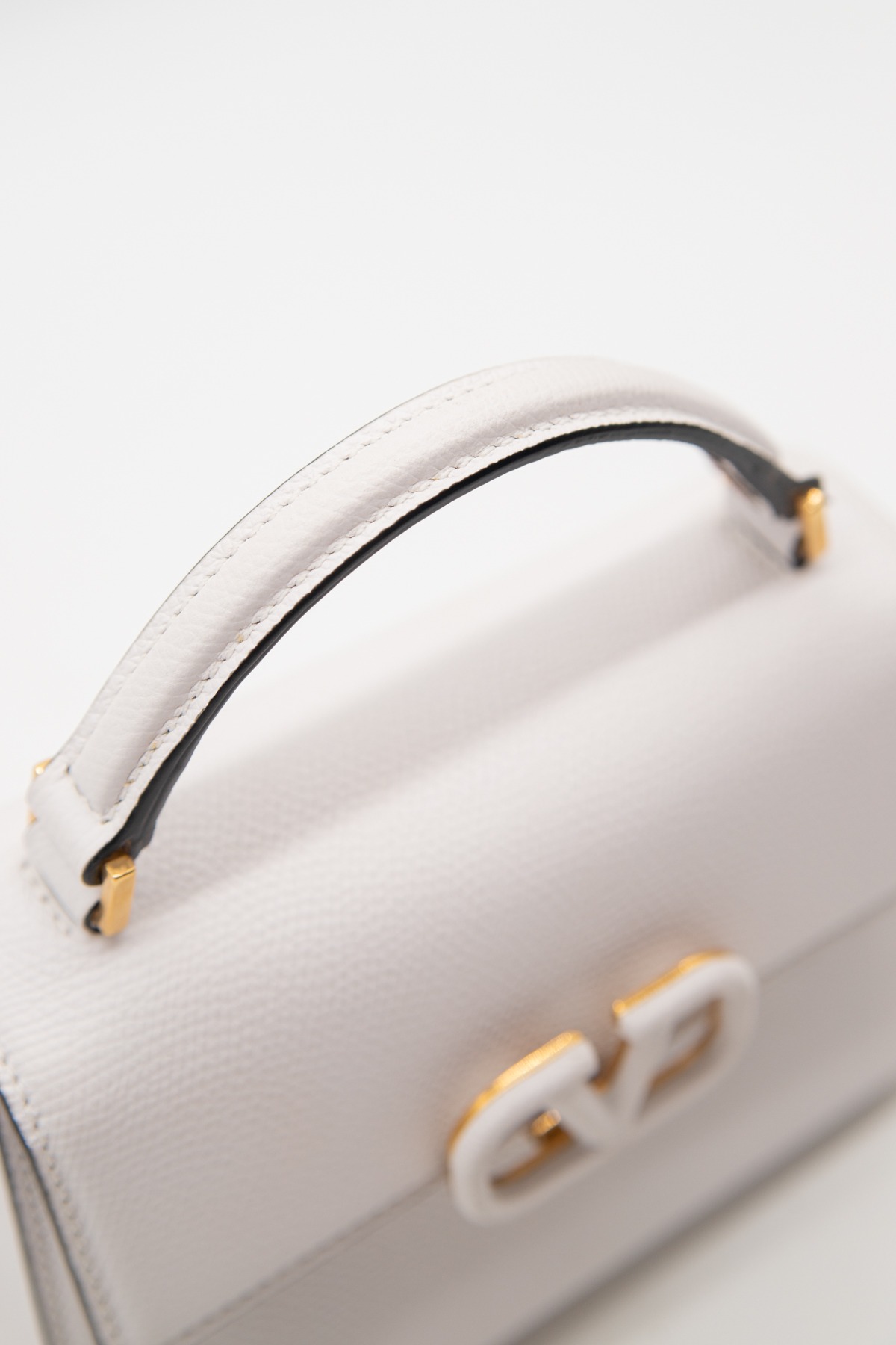 Valentino "VSLING" Mini Handtasche in Weiß und Gold