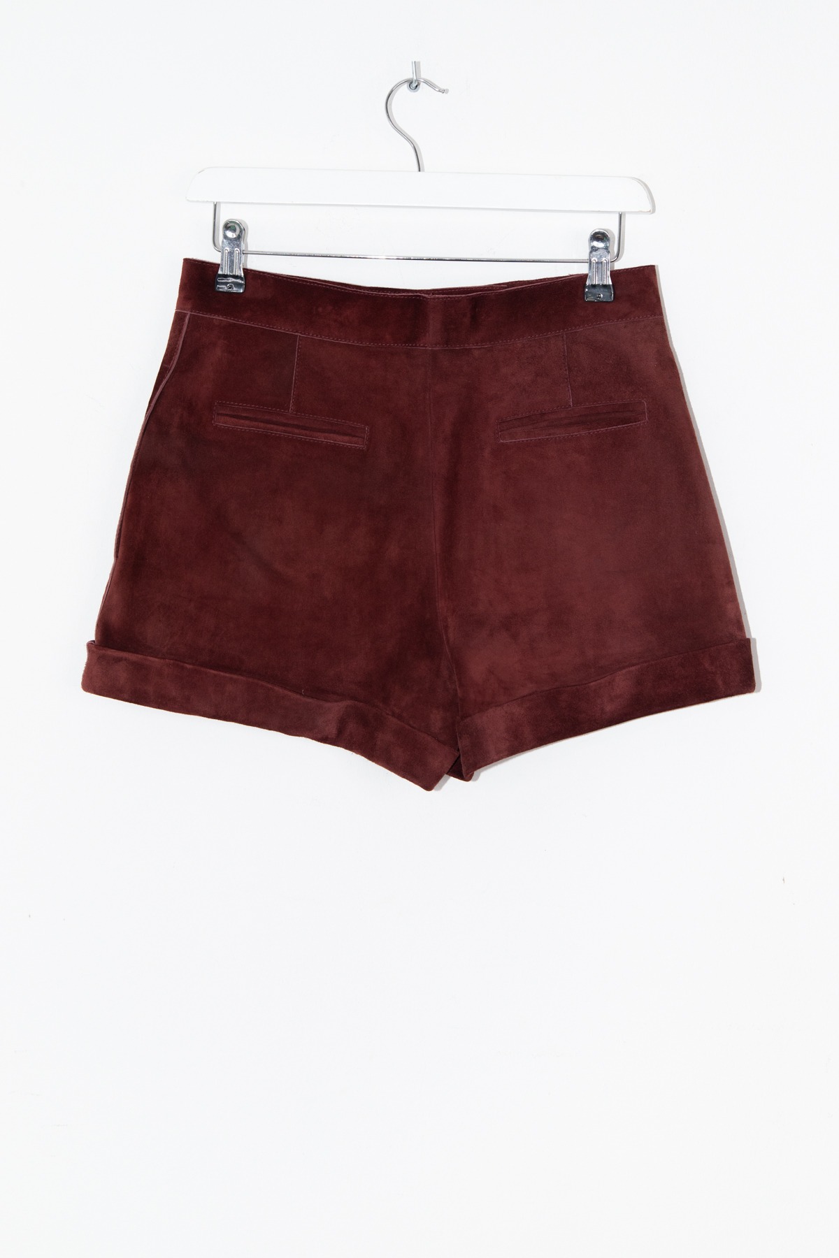 Valentino Shorts aus Veloursleder in Bordeauxrot