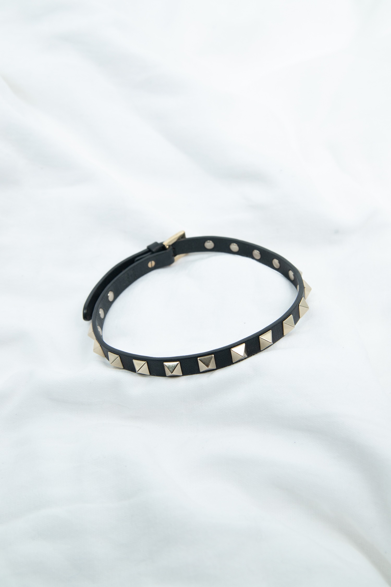 Valentino "Rockstud Double-Strap" Wickelarmband in Schwarz und Gold