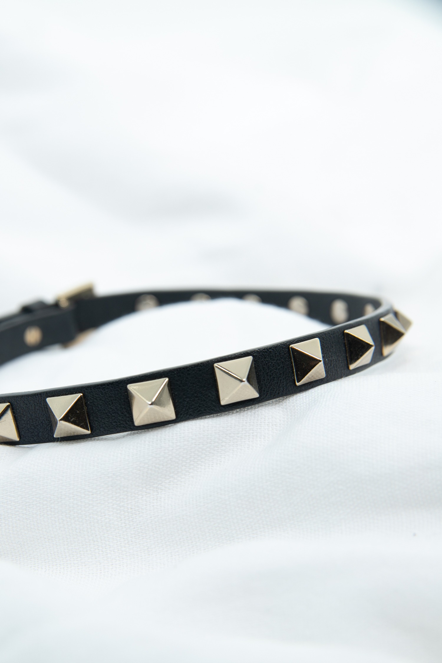Valentino "Rockstud Double-Strap" Wickelarmband in Schwarz und Gold