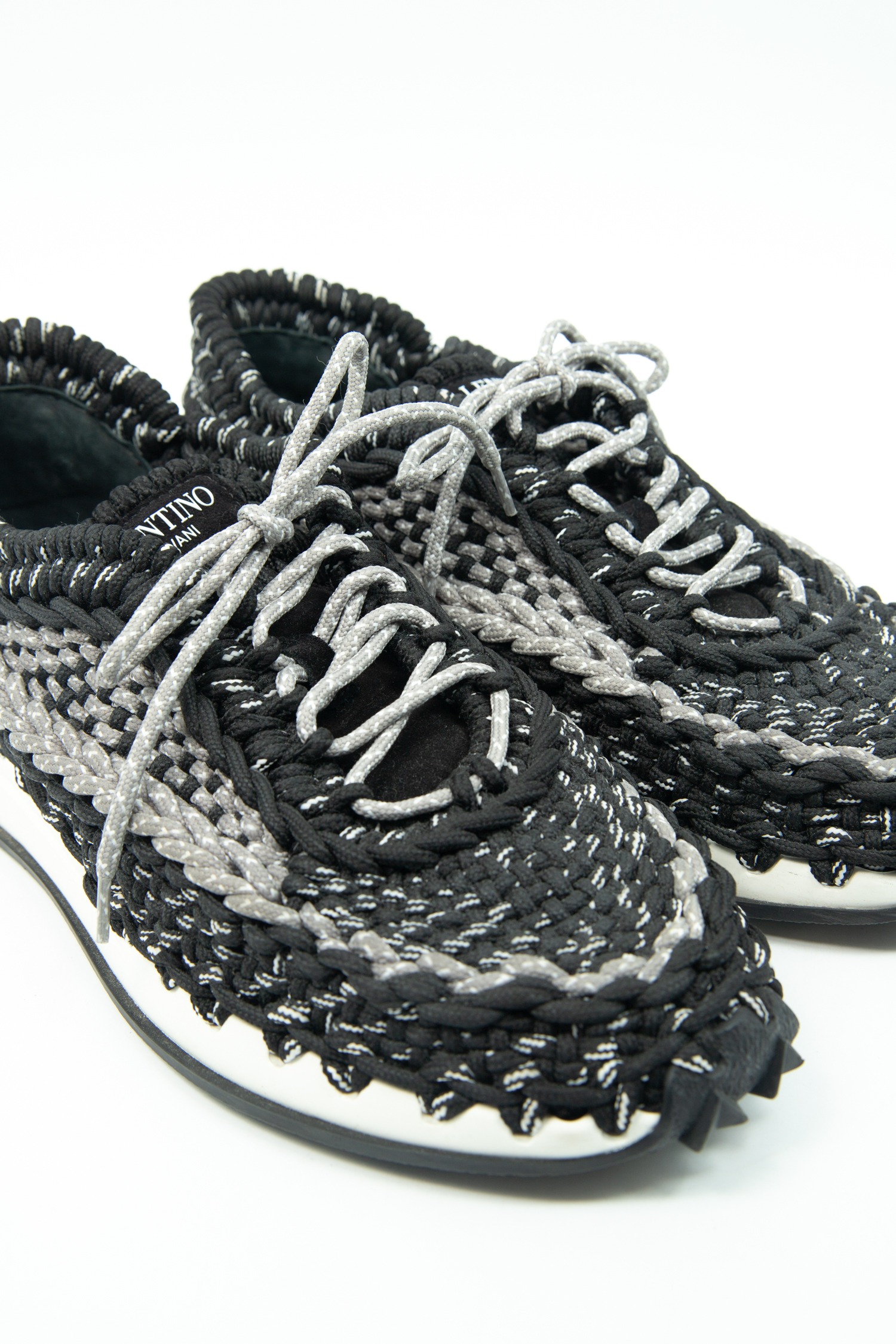 Valentino "Outdoor Crochet" Sneaker in Schwarz und Grau