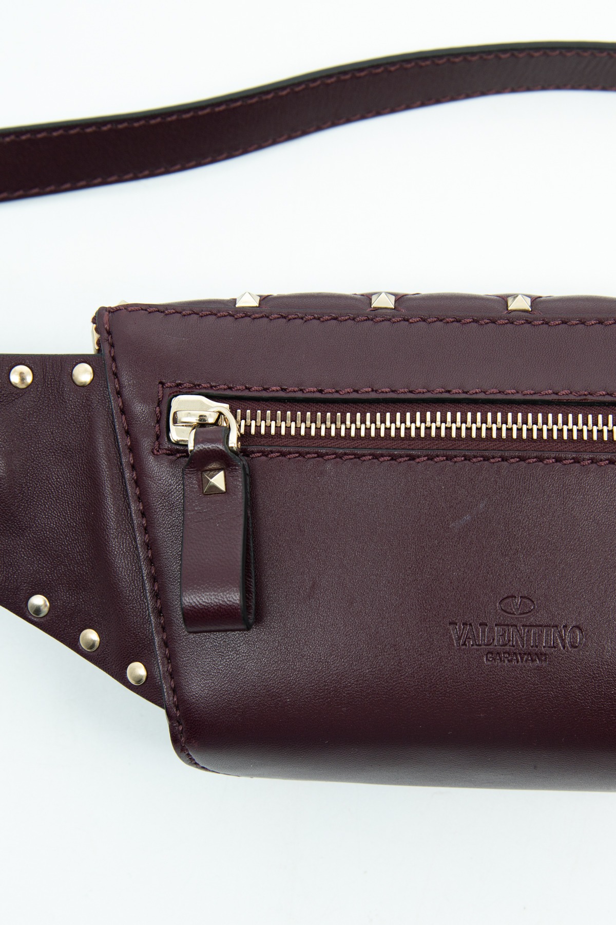Valentino Garavani "Rockstud" Gürteltasche in Bordeaux