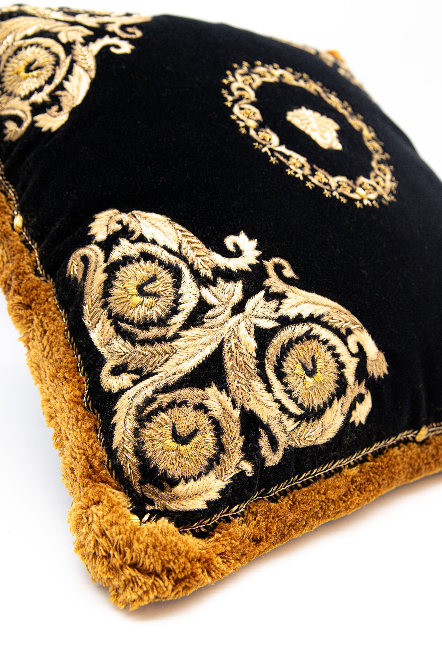 Versace "Cushion" Dekokissen in Schwarz und Gold