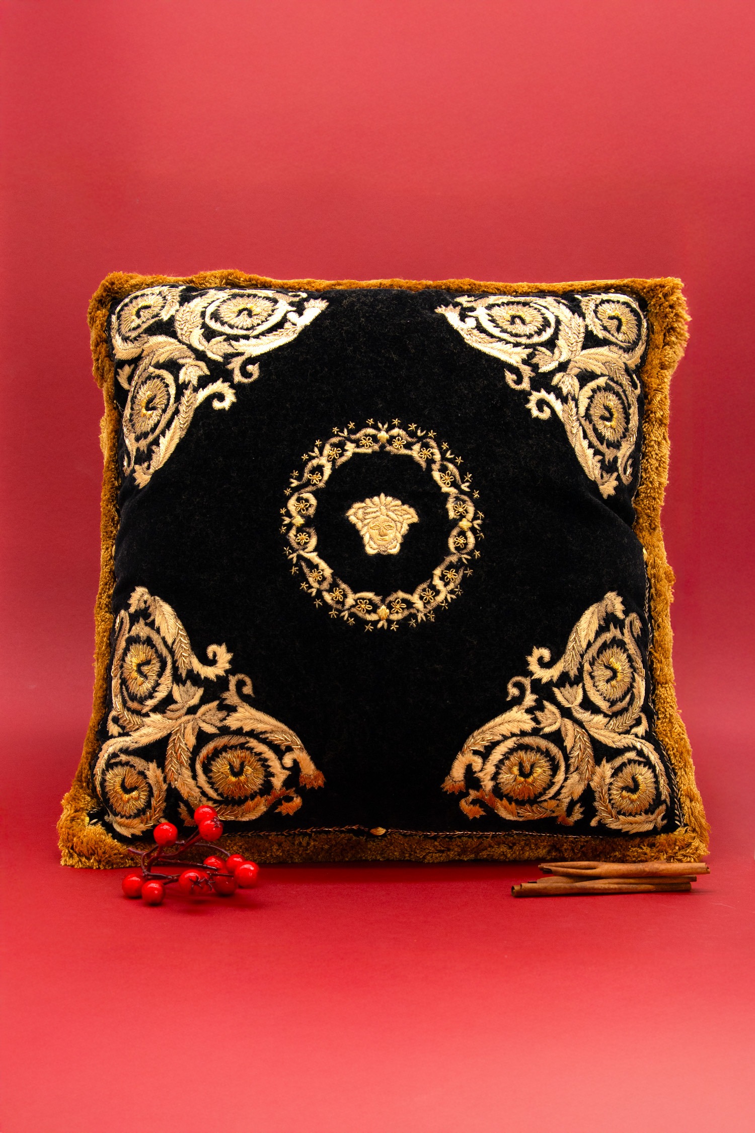 Versace "Cushion" Dekokissen in Schwarz und Gold