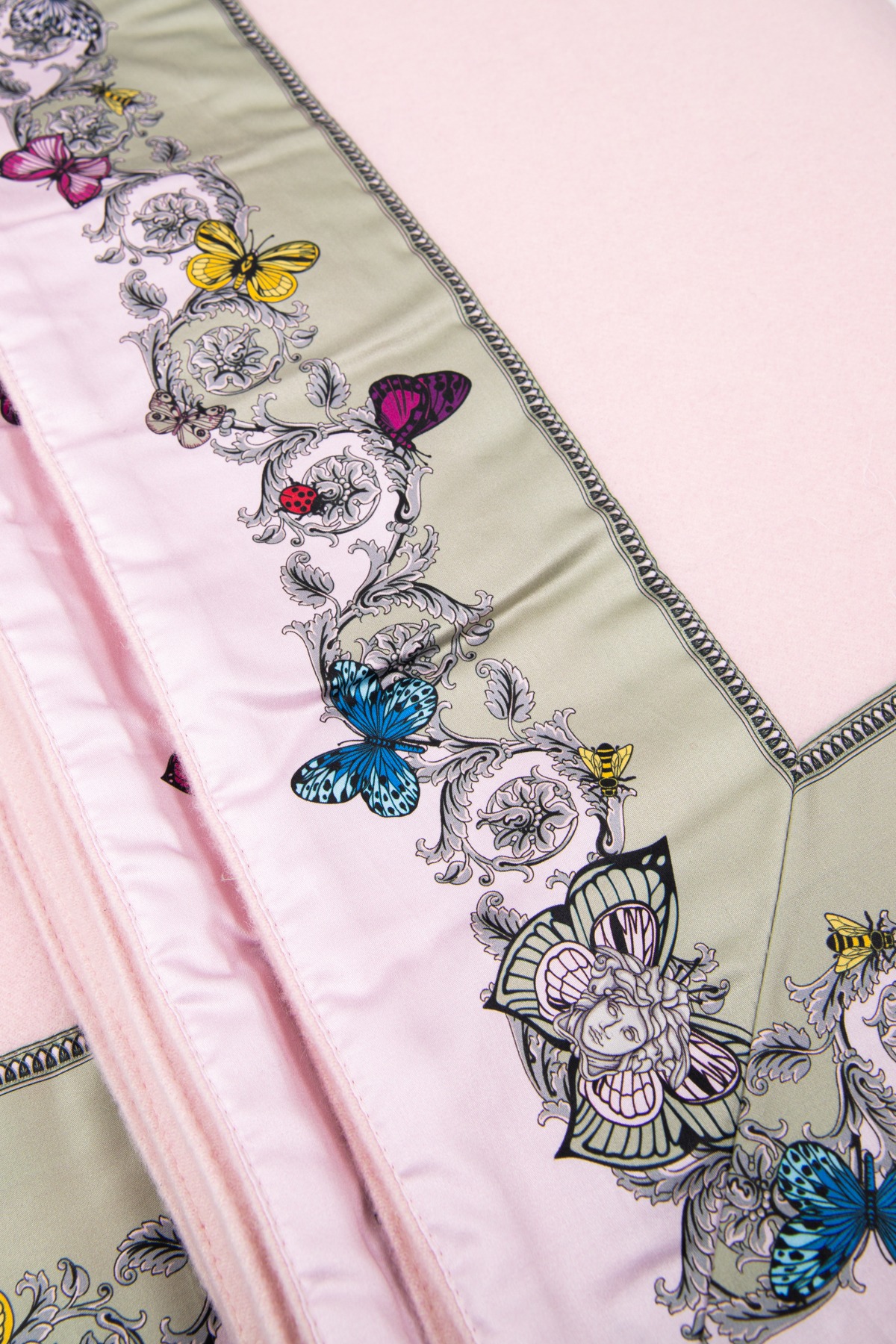 Versace Decke mit Barockem Muster in Rosa und Bunt