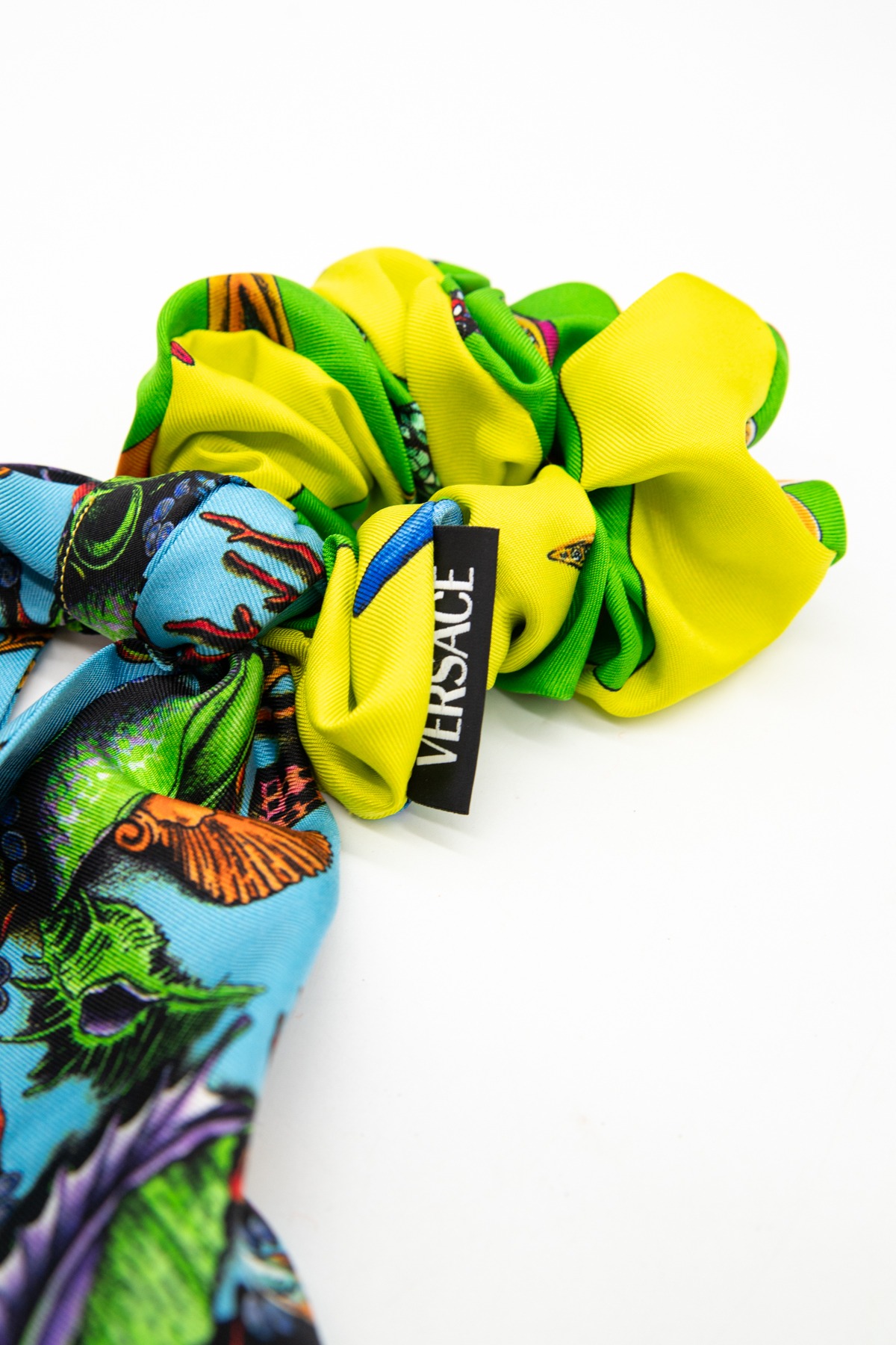Versace "Trésor de la Mer" Haargummi mit Print in Bunt