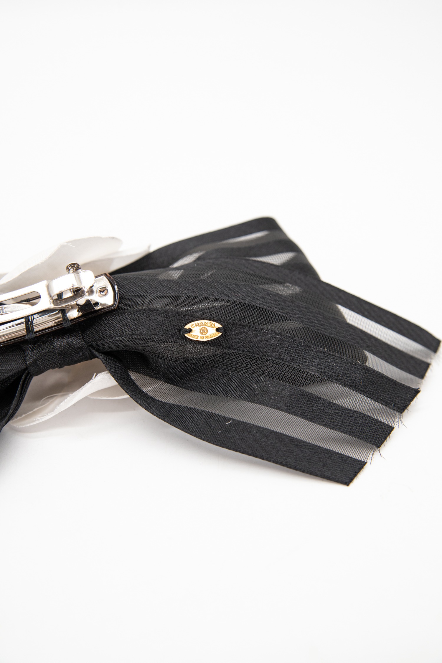 Chanel Vintage Haarspange mit Blume in Schwarz und Weiß