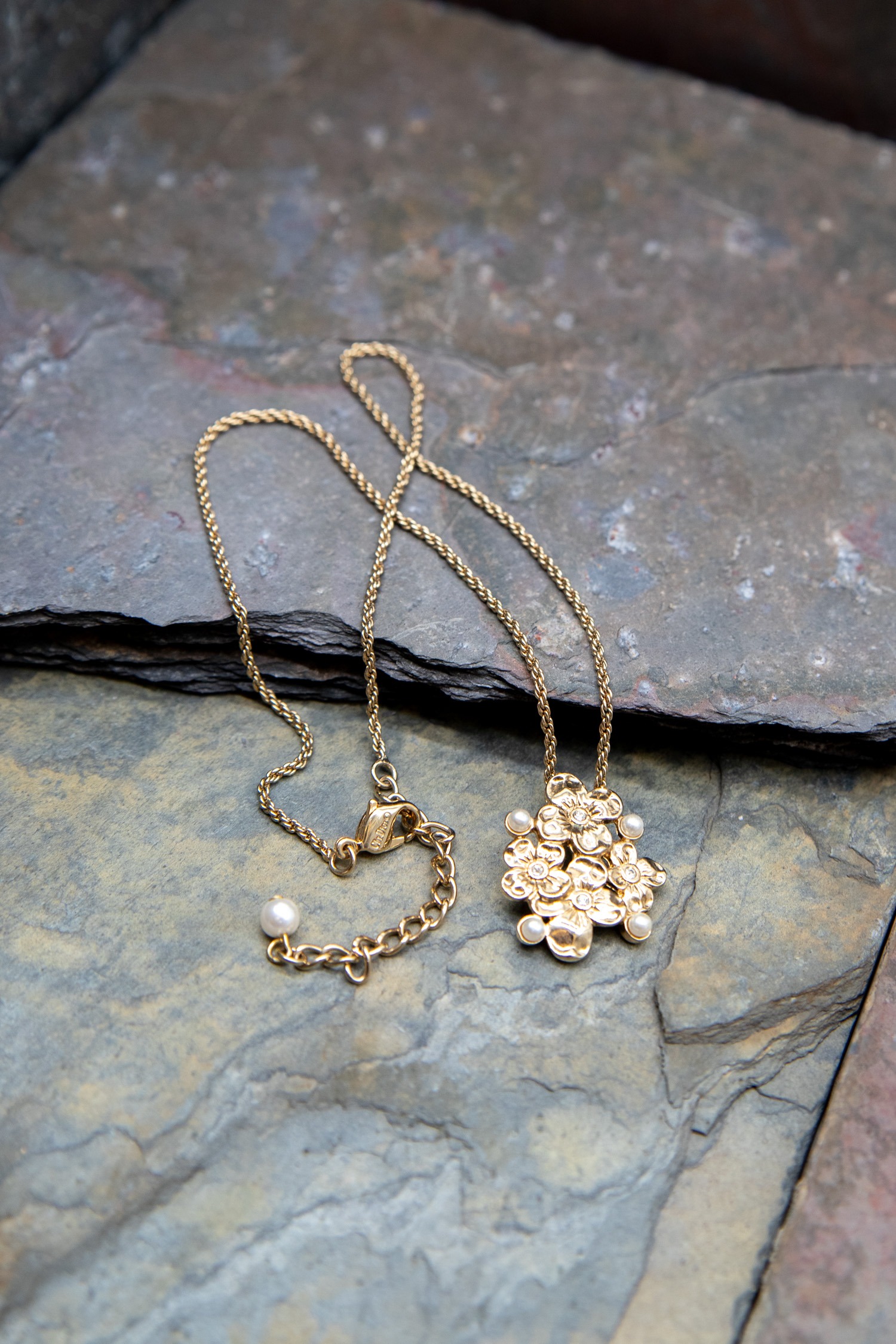 Vintage Dior Halskette mit floralem Anhänger in Gold