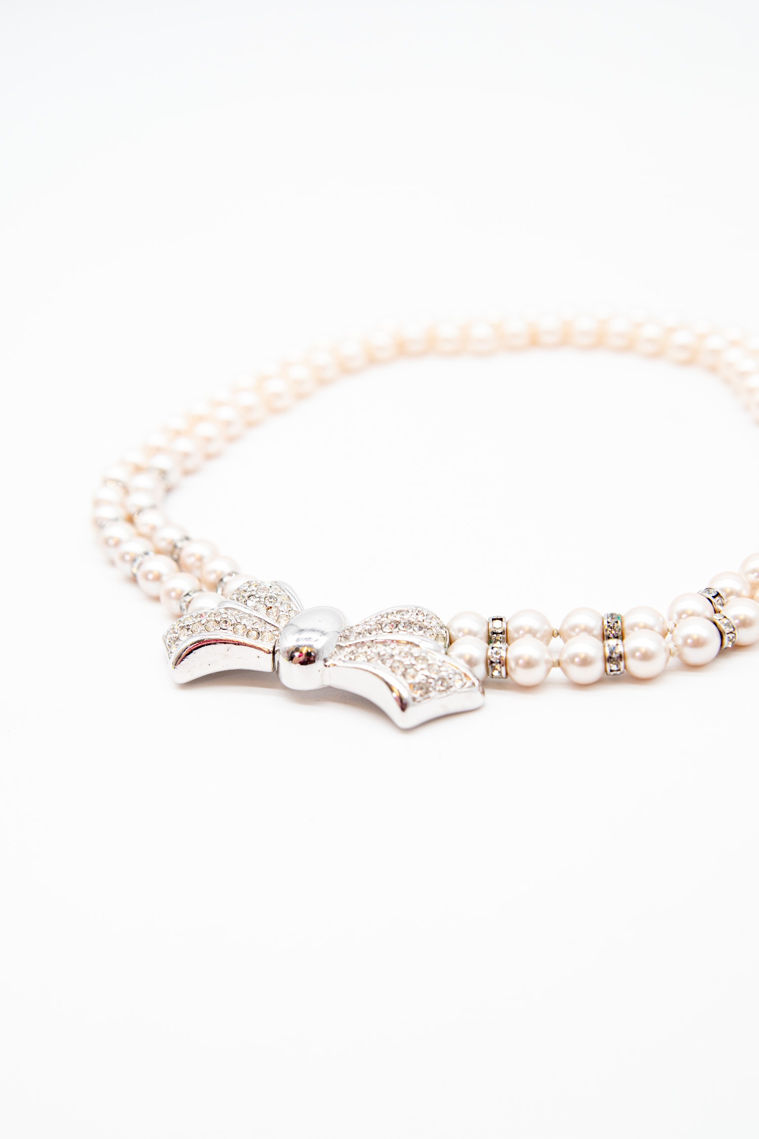 Vintage Dior Halskette mit Schleife in Weiß und Silber