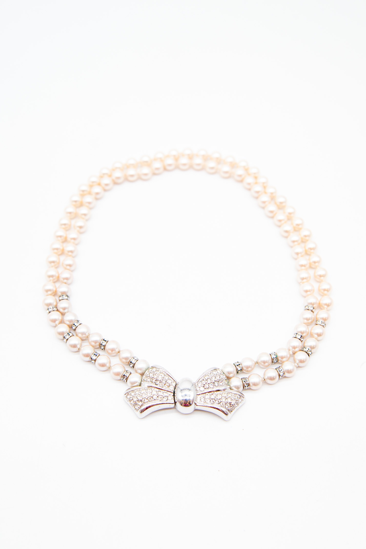 Vintage Dior Halskette mit Schleife in Weiß und Silber