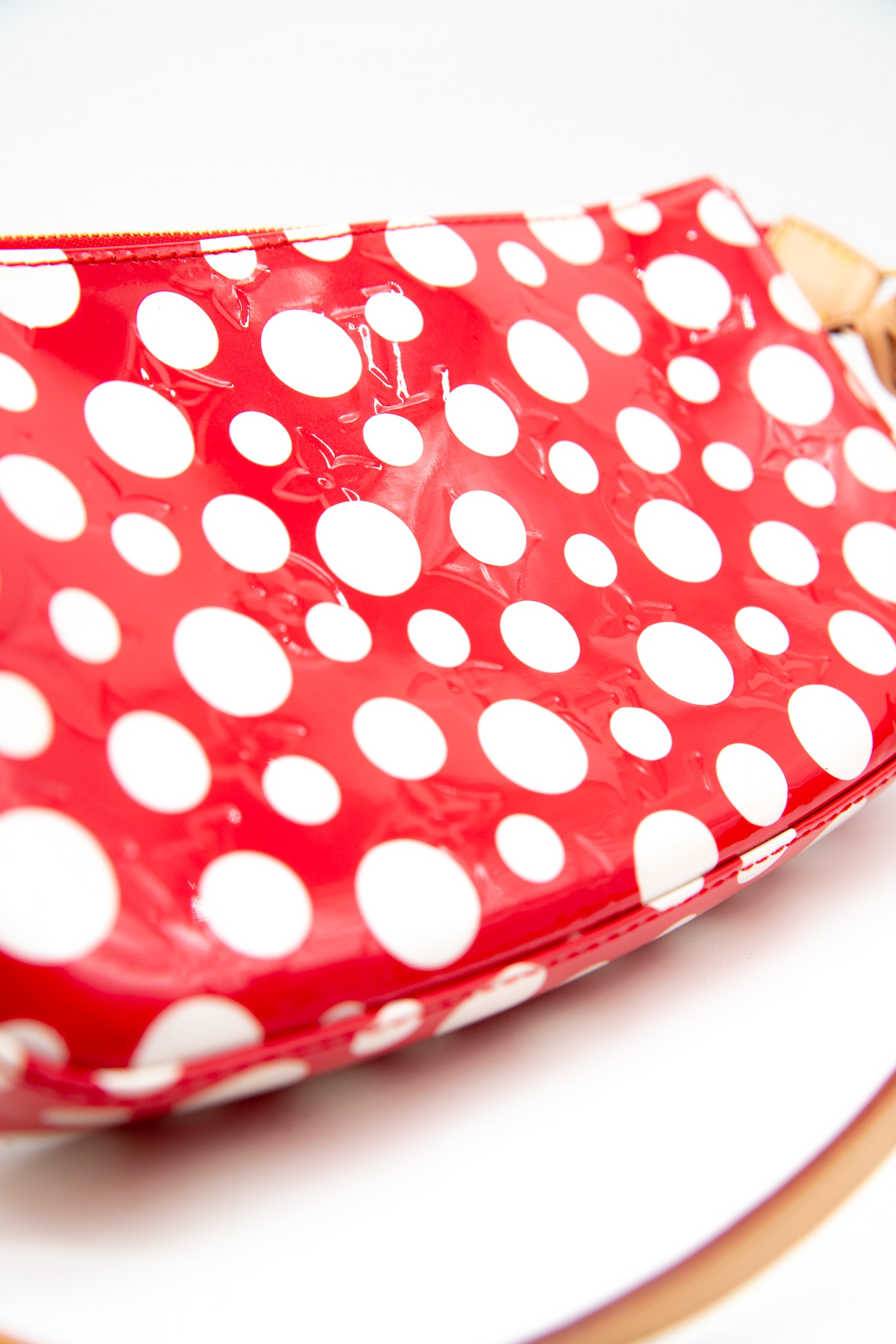 Vintage Louis Vuitton x Yayoi Kusama "Pouchette" Handtasche gepunktet in Rot