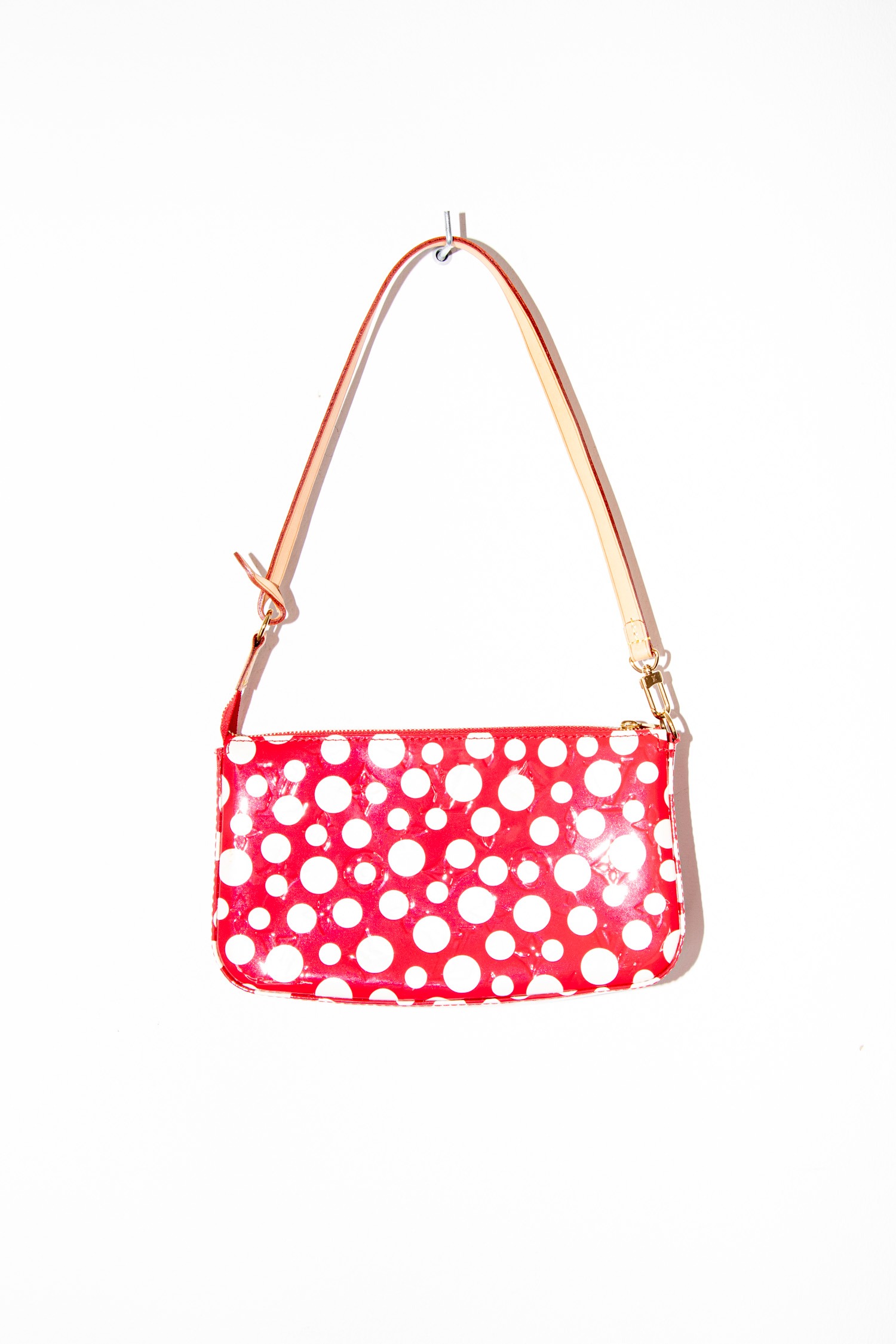 Vintage Louis Vuitton x Yayoi Kusama "Pouchette" Handtasche gepunktet in Rot
