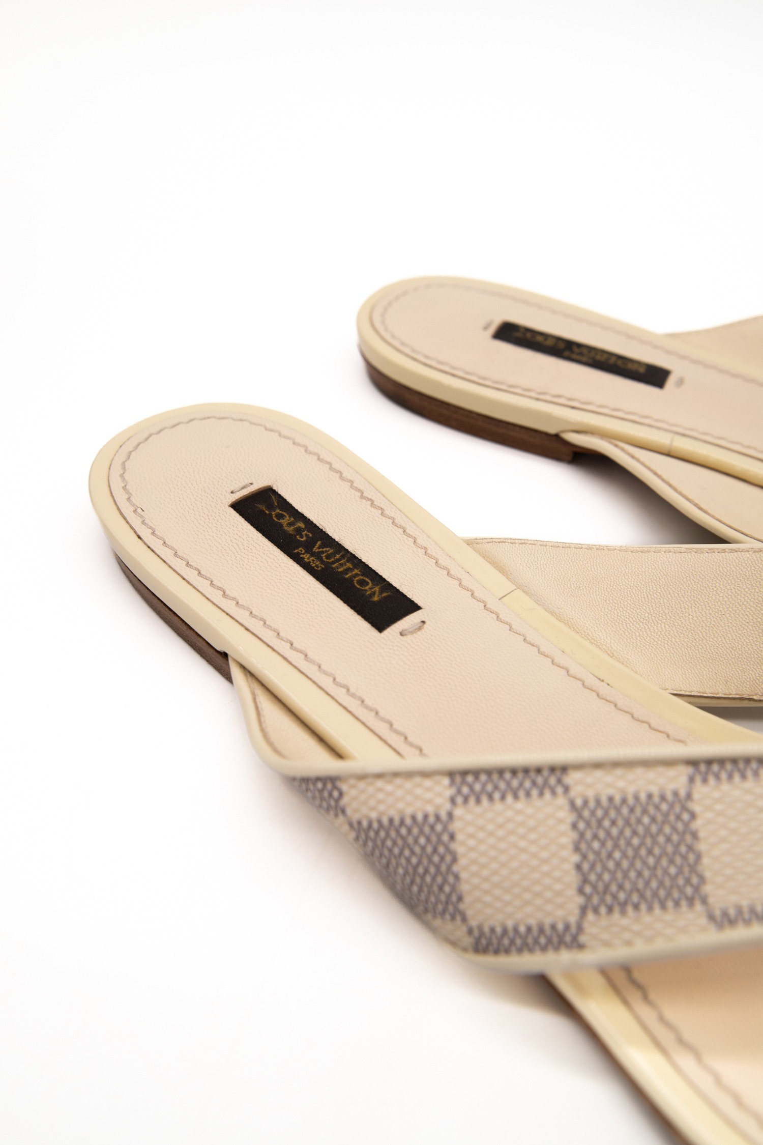 Louis Vuitton Vintage Sandale in Ecru und Gold