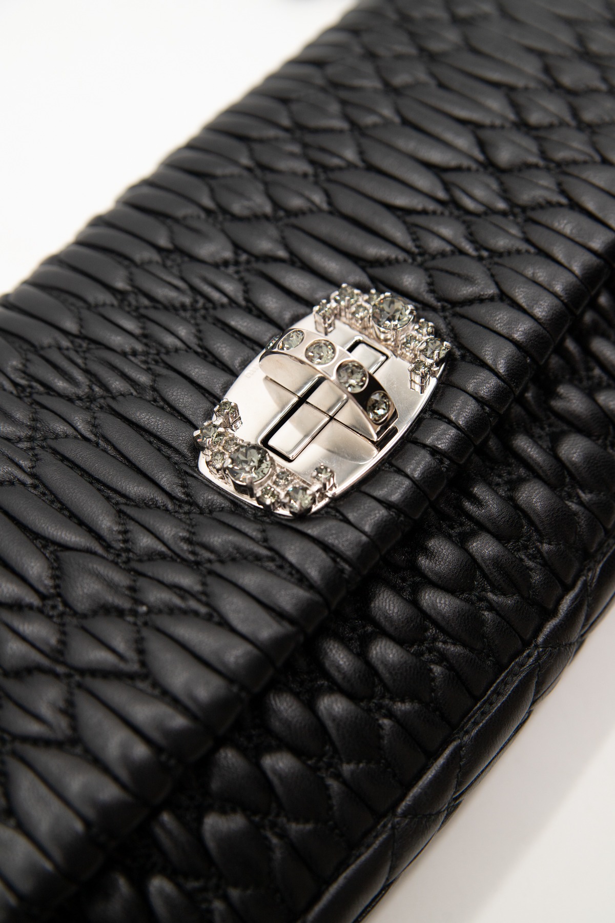 Miu Miu "Matelasse Nappa Crystal" Schultertasche in Schwarz