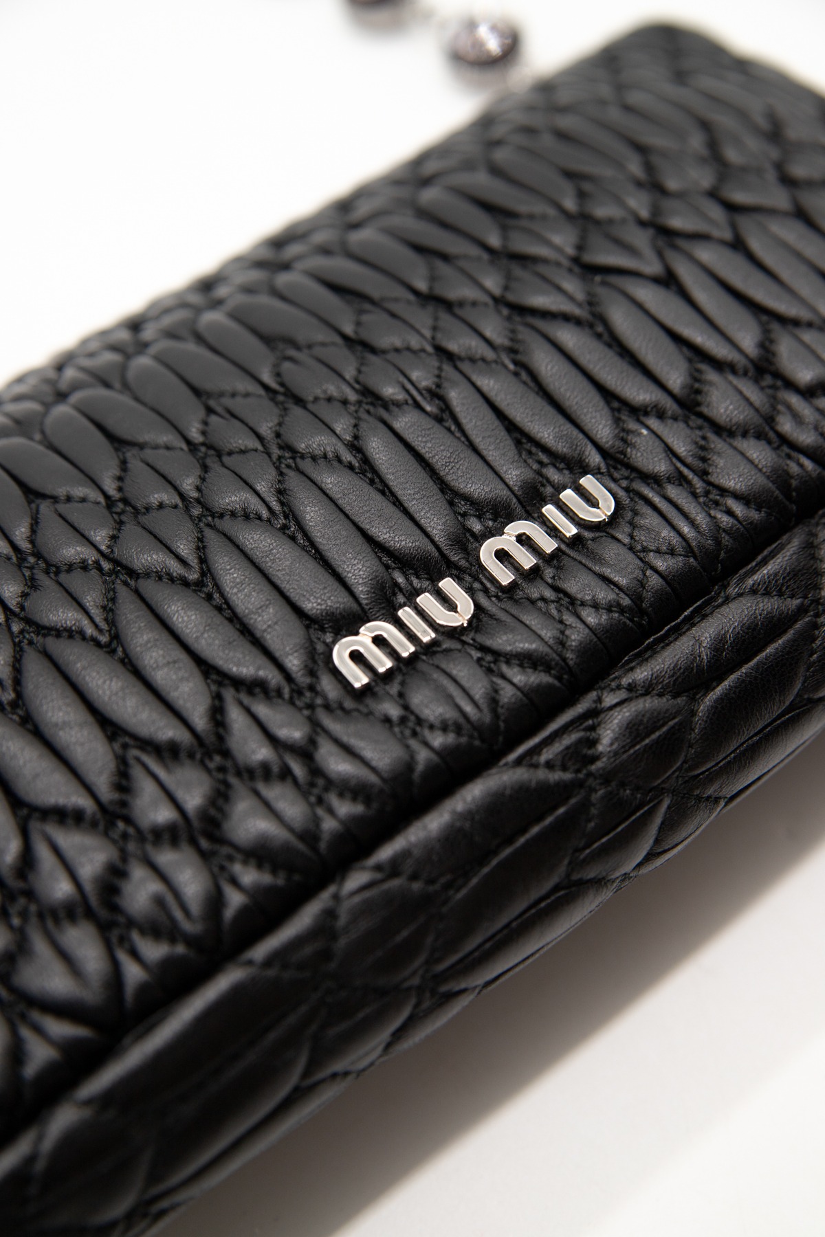 Miu Miu "Matelasse Nappa Crystal" Schultertasche in Schwarz