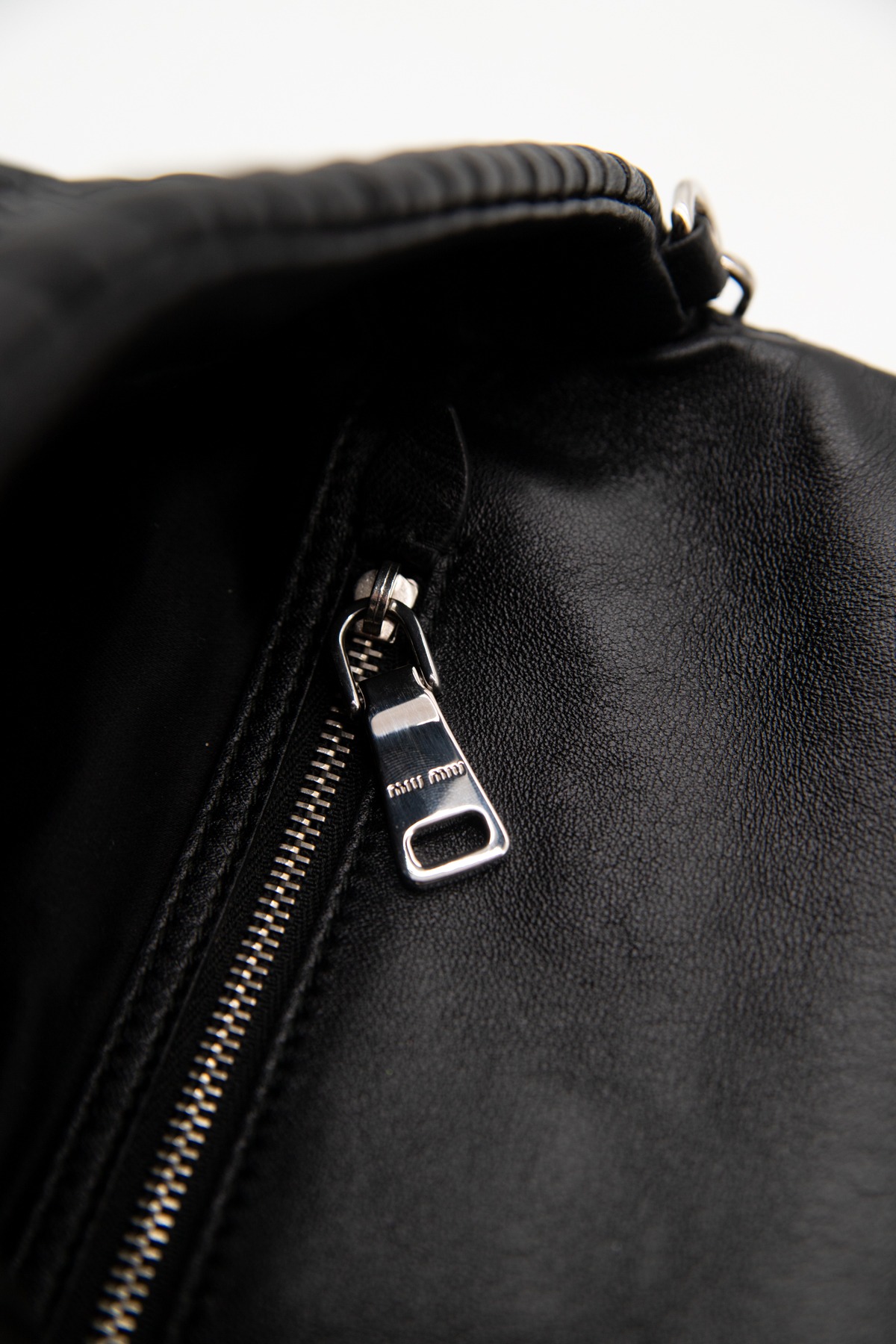 Miu Miu "Matelasse Nappa Crystal" Schultertasche in Schwarz