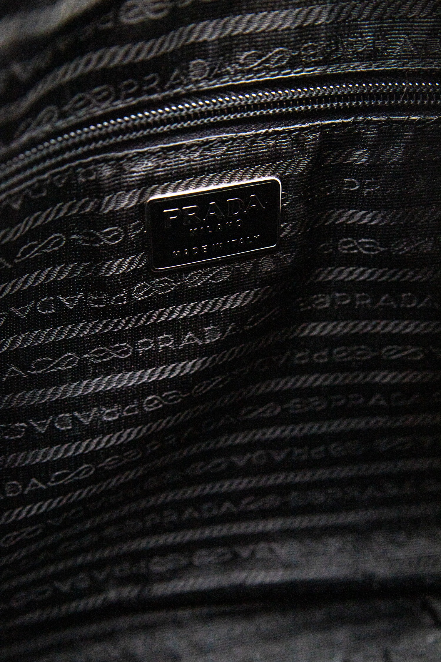 Vintage Prada "Spazzolato Logo" Handtasche Lackleder Schwarz