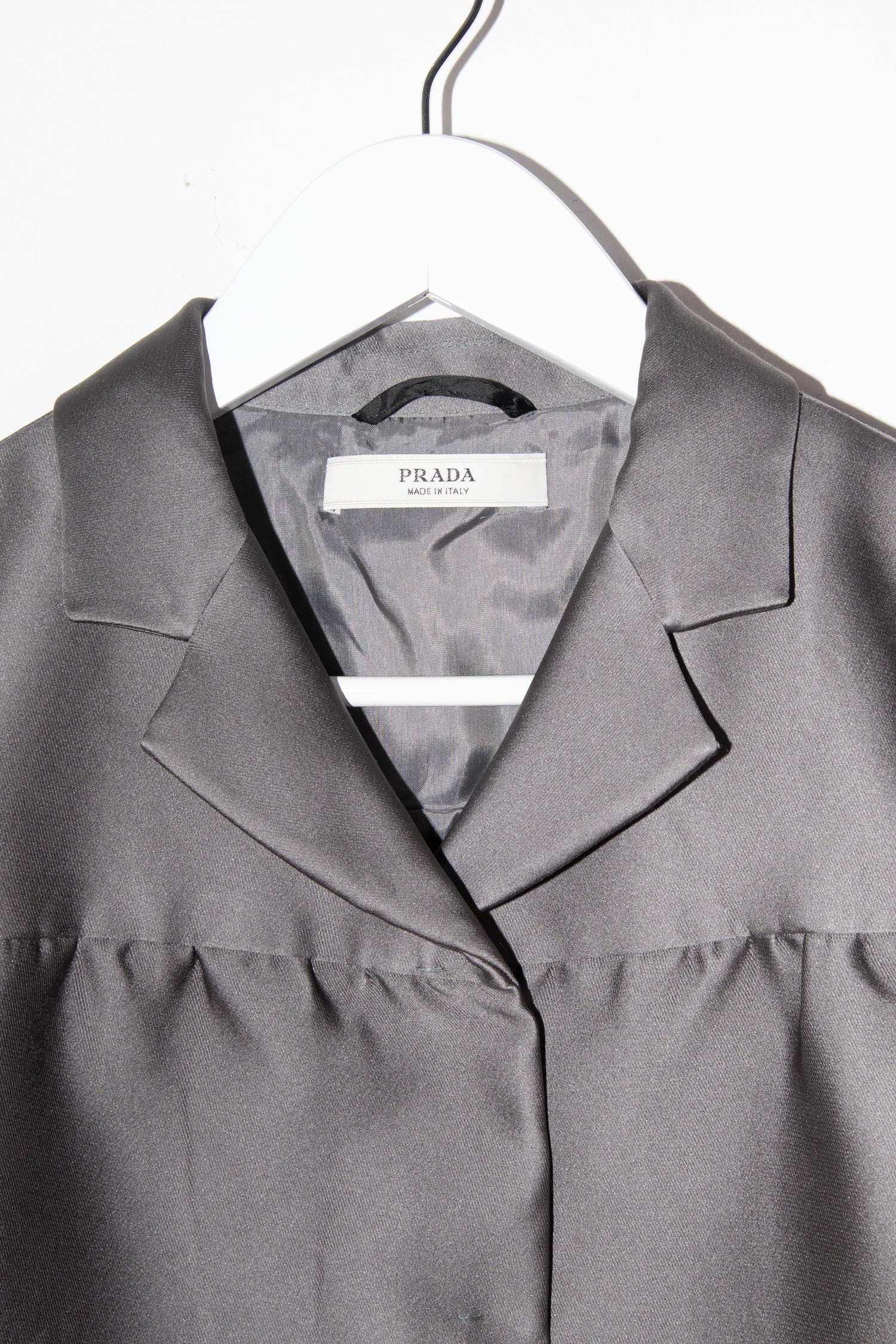 Prada Vintage Mantel in Grau aus Satin