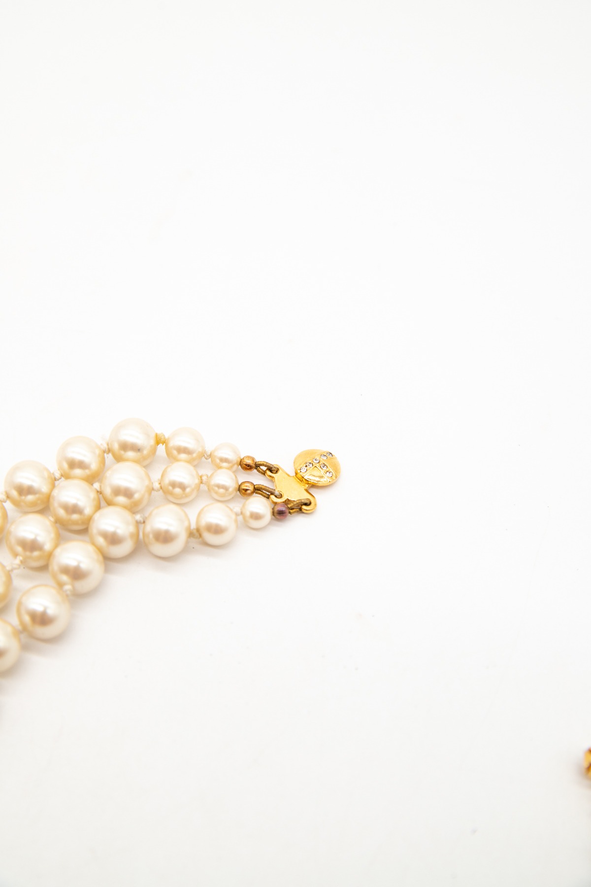 Vivienne Westwood "Three Row Pearl Bas Relief Choker" Halskette