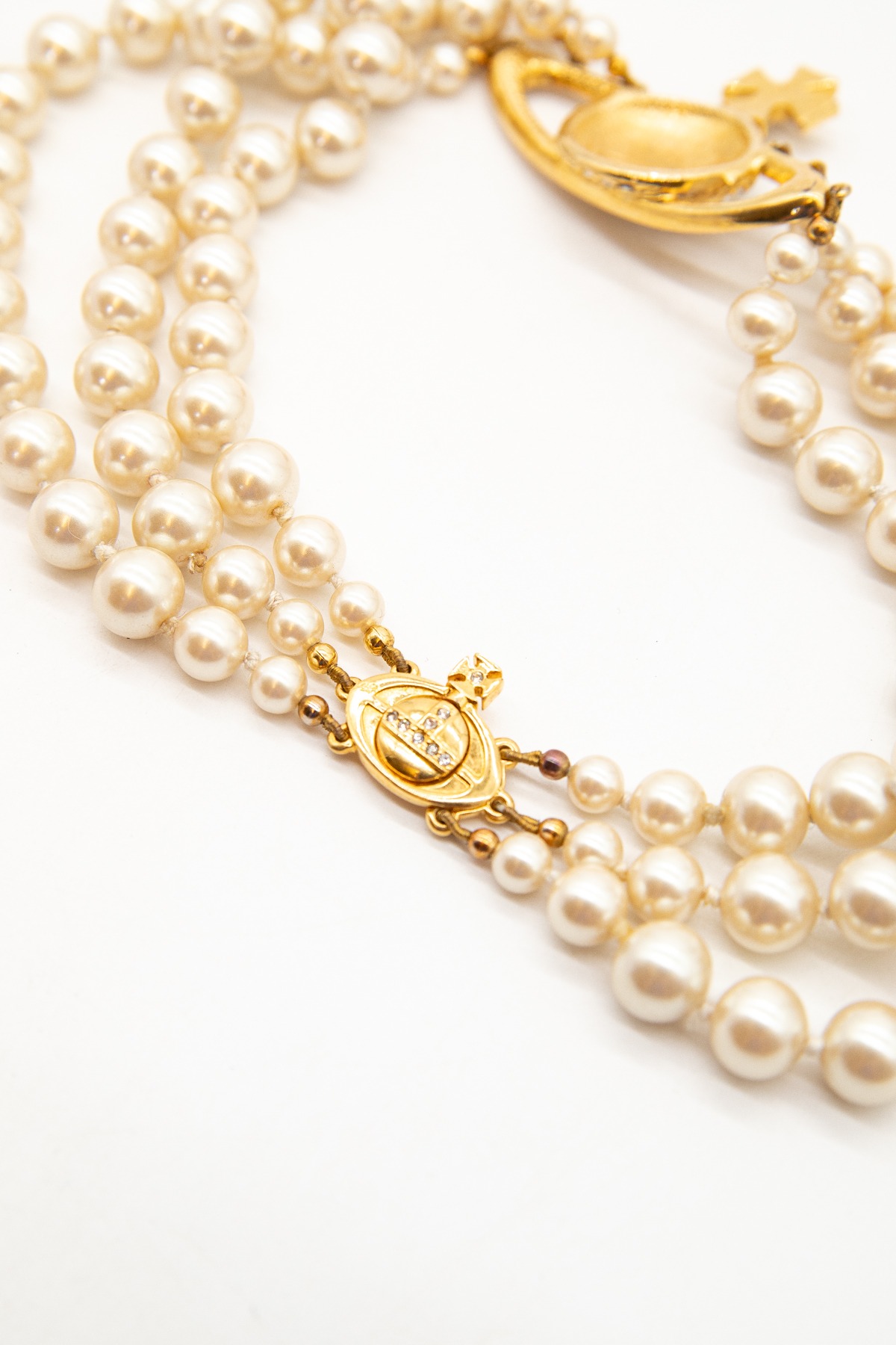 Vivienne Westwood "Three Row Pearl Bas Relief Choker" Halskette