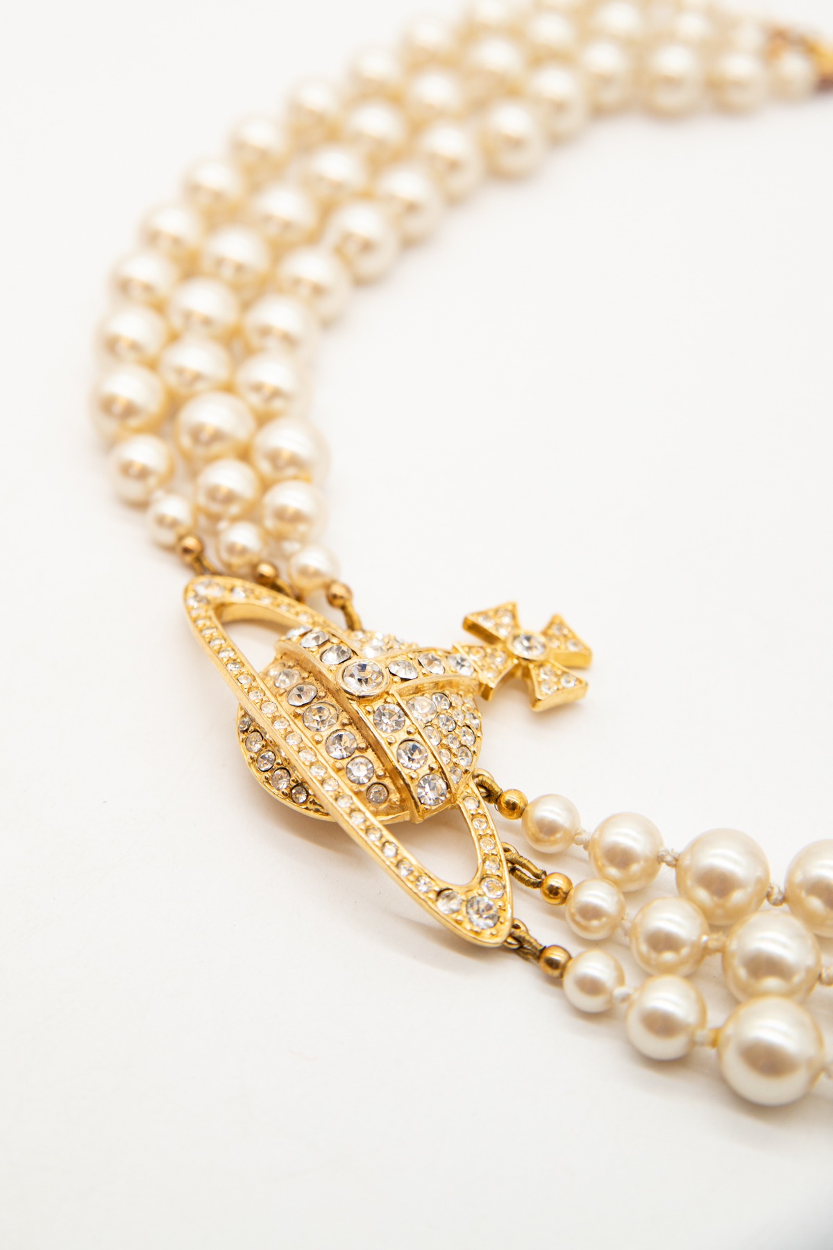 Vivienne Westwood "Three Row Pearl Bas Relief Choker" Halskette