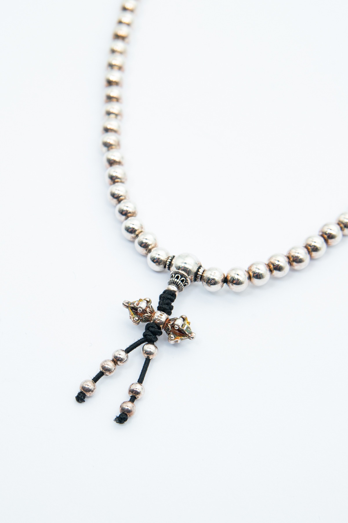 15Degrees London Halskette mit Perlen in Gold und Schwarz