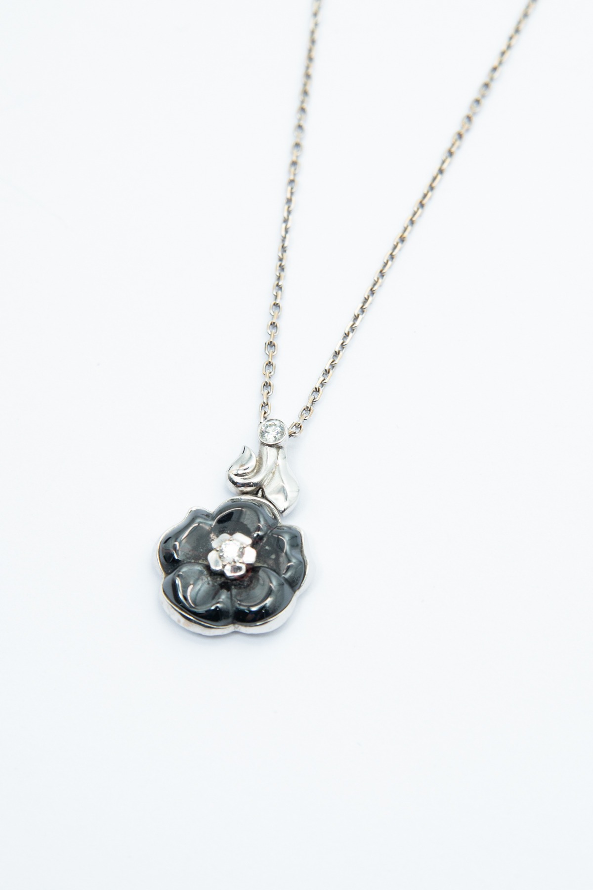 Chanel Halskette "Camelia" 18 K Weißgold in Silber und Schwarz