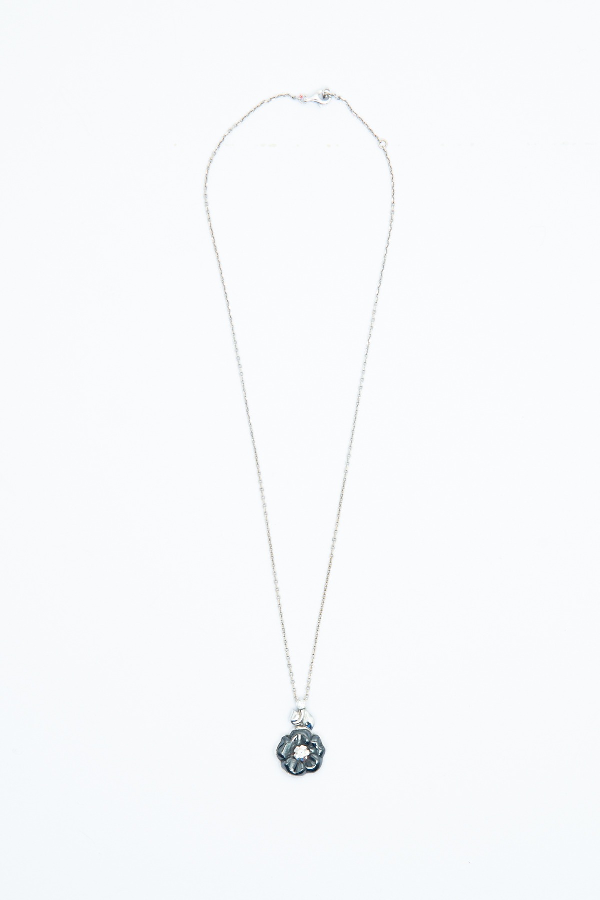 Chanel Halskette "Camelia" 18 K Weißgold in Silber und Schwarz