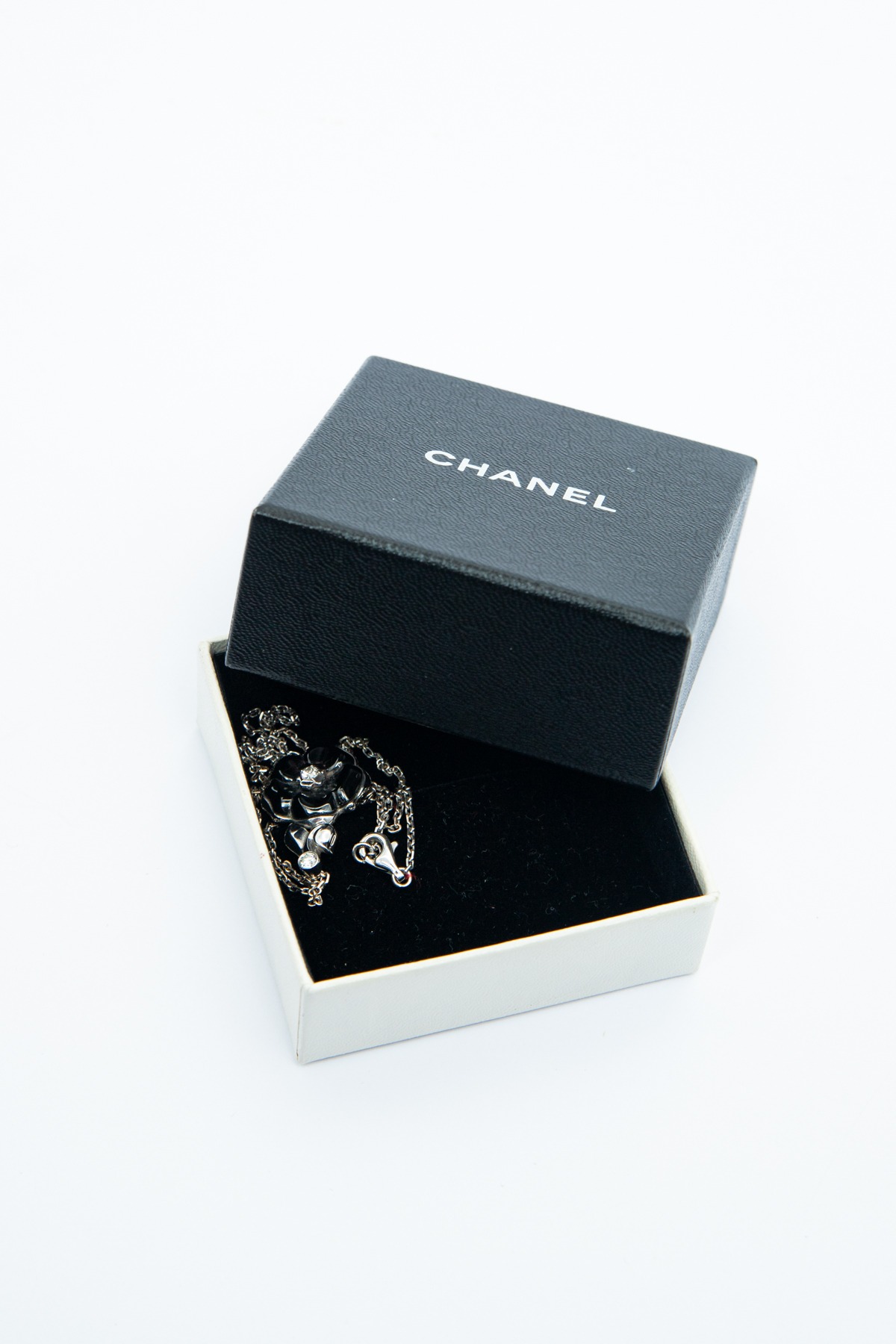 Chanel Halskette "Camelia" 18 K Weißgold in Silber und Schwarz
