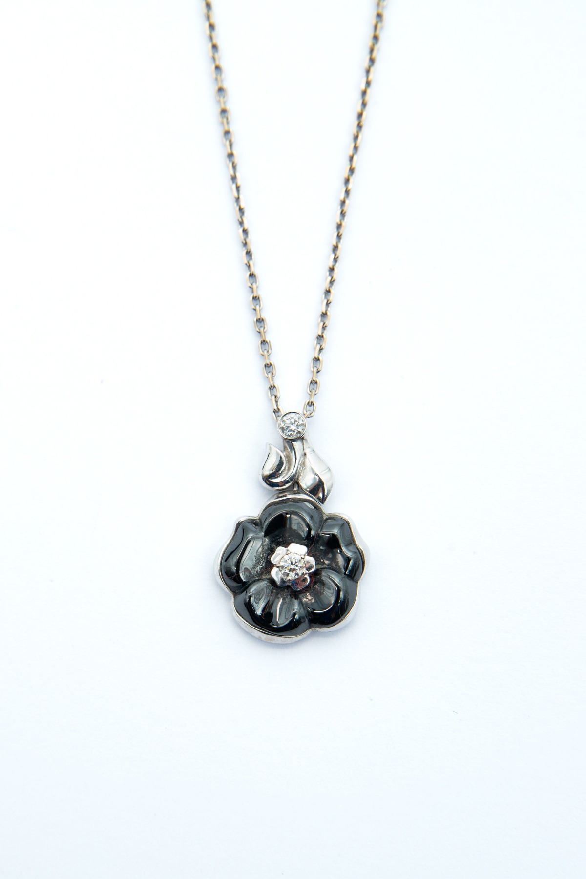 Chanel Halskette "Camelia" 18 K Weißgold in Silber und Schwarz