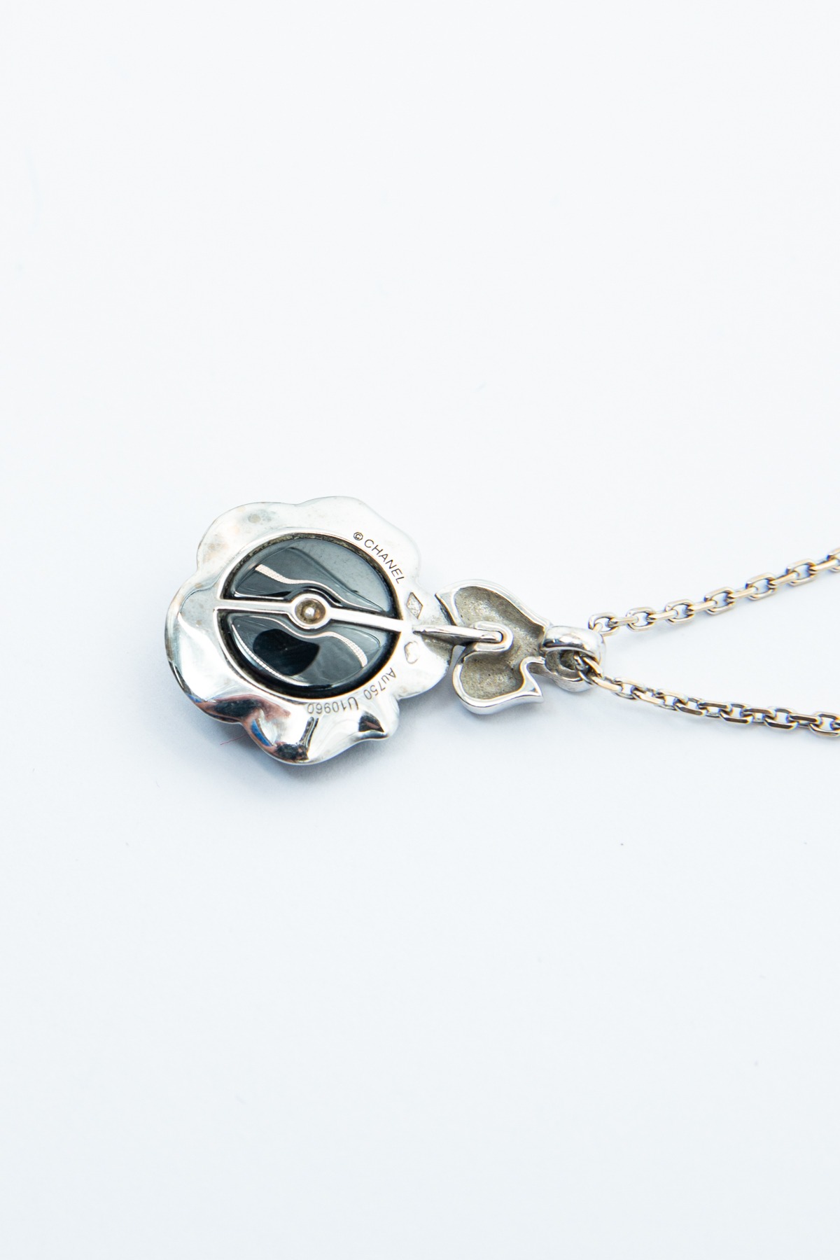 Chanel Halskette "Camelia" 18 K Weißgold in Silber und Schwarz