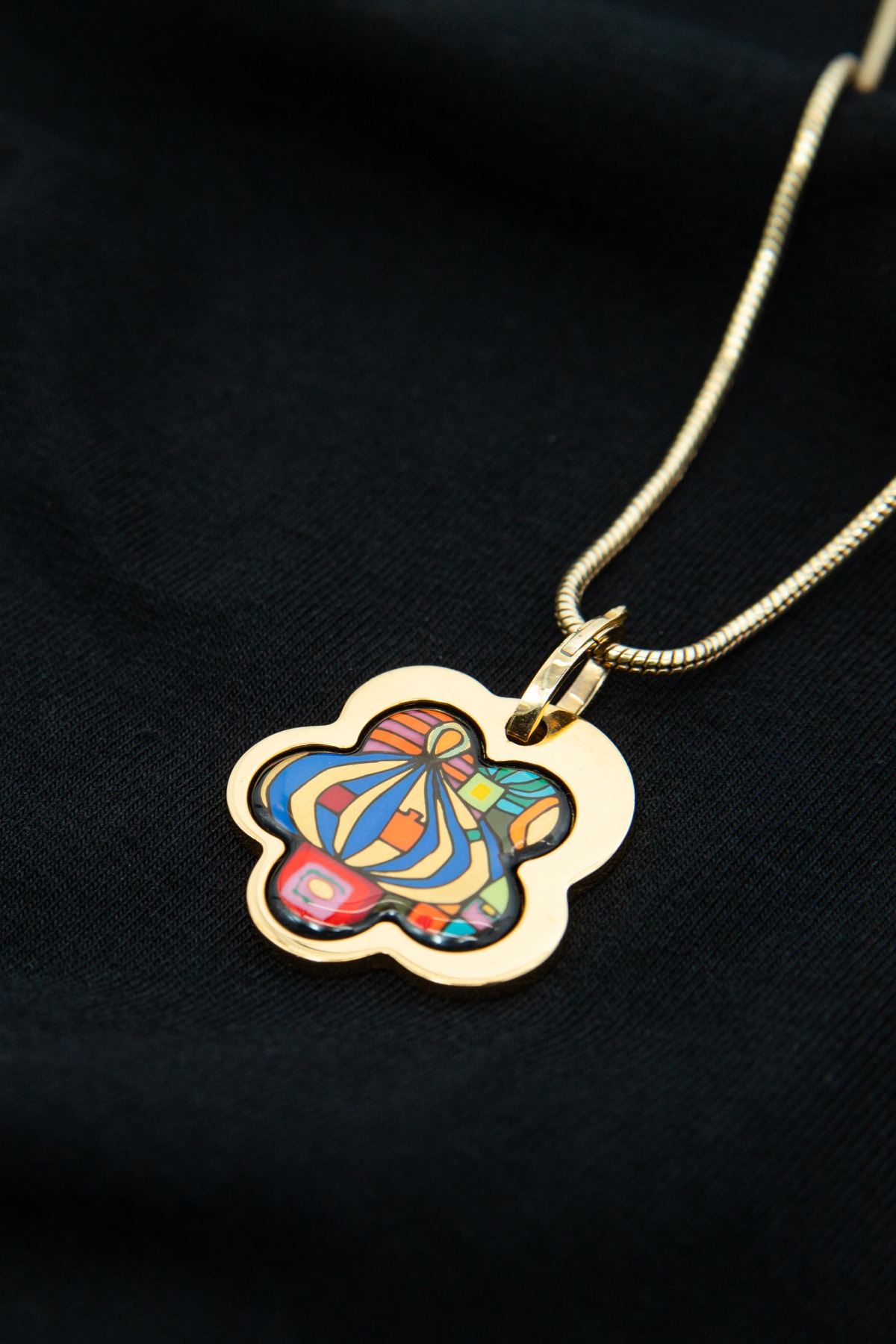 Frey Wille Halskette mit Blumenanhänger in Gold und Bunt