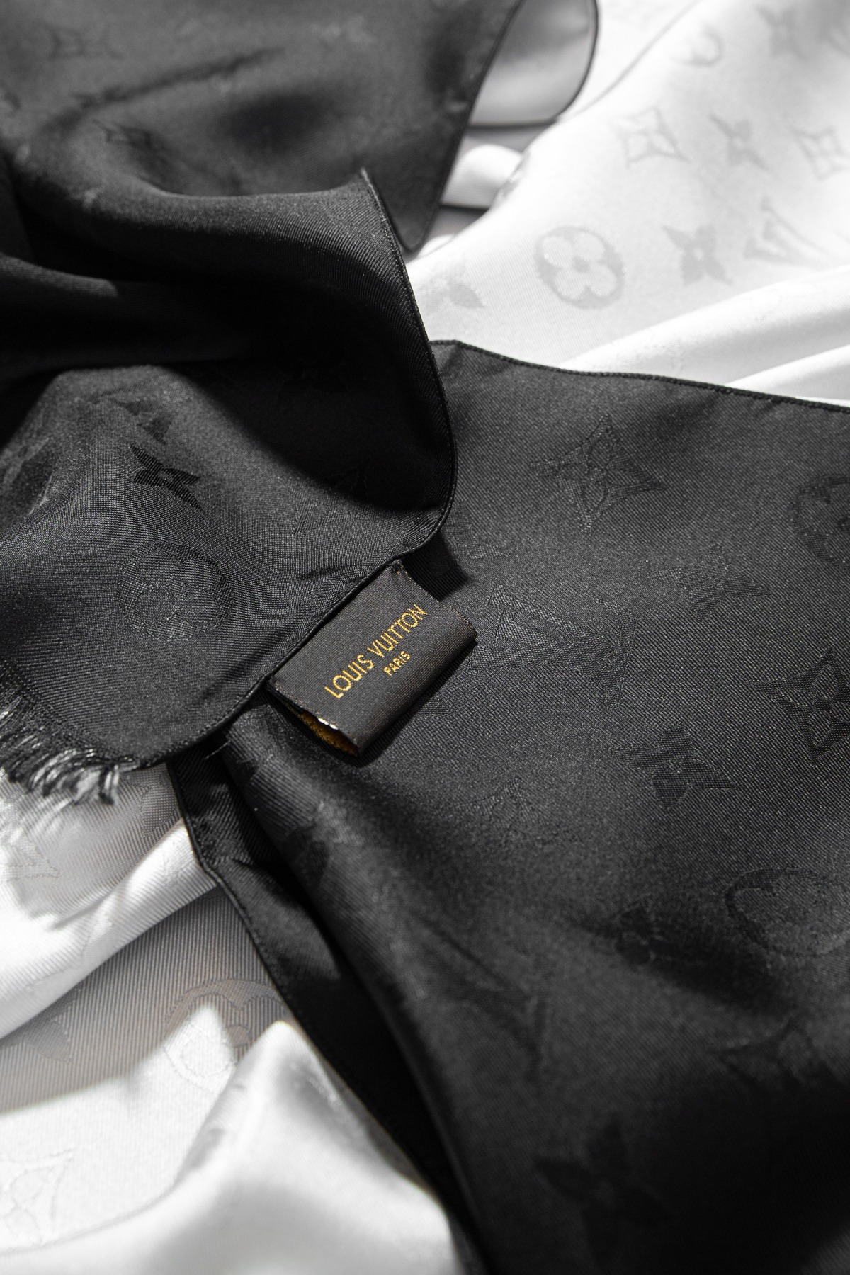 Louis Vuitton Tuch in Schwarz und Weiß