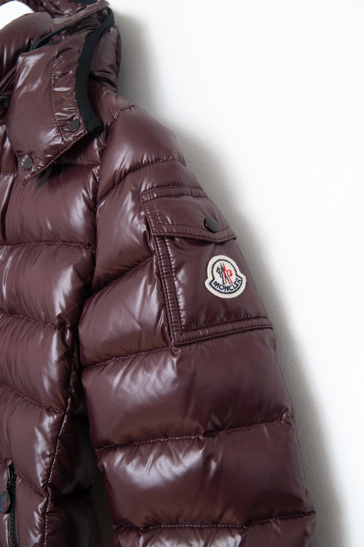 Moncler Daunenjacke in Aubergine und Schwarz