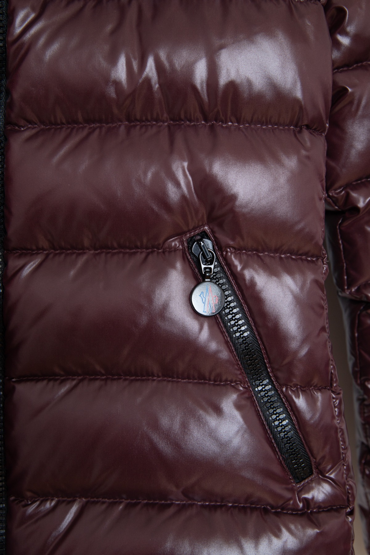 Moncler Daunenjacke in Aubergine und Schwarz