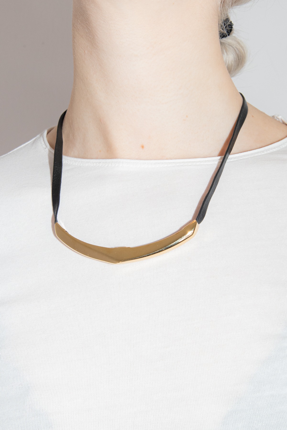 Xenia Bous Halskette mit länglichem Anhänger und Leder in Gold und Schwarz