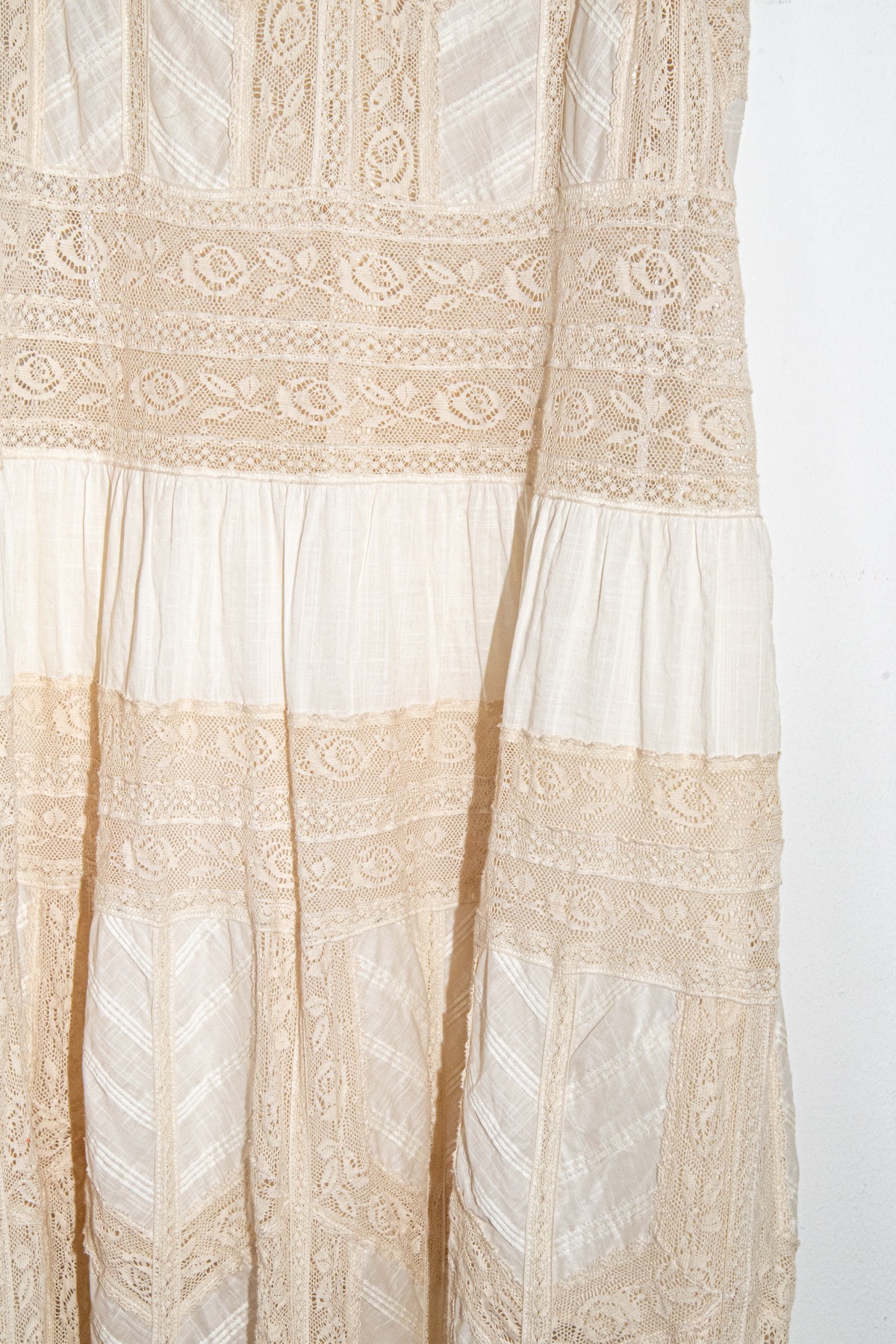 Zimmermann "Acacia" Trägerkleid mit Spitze in Ecru und Hellbeige