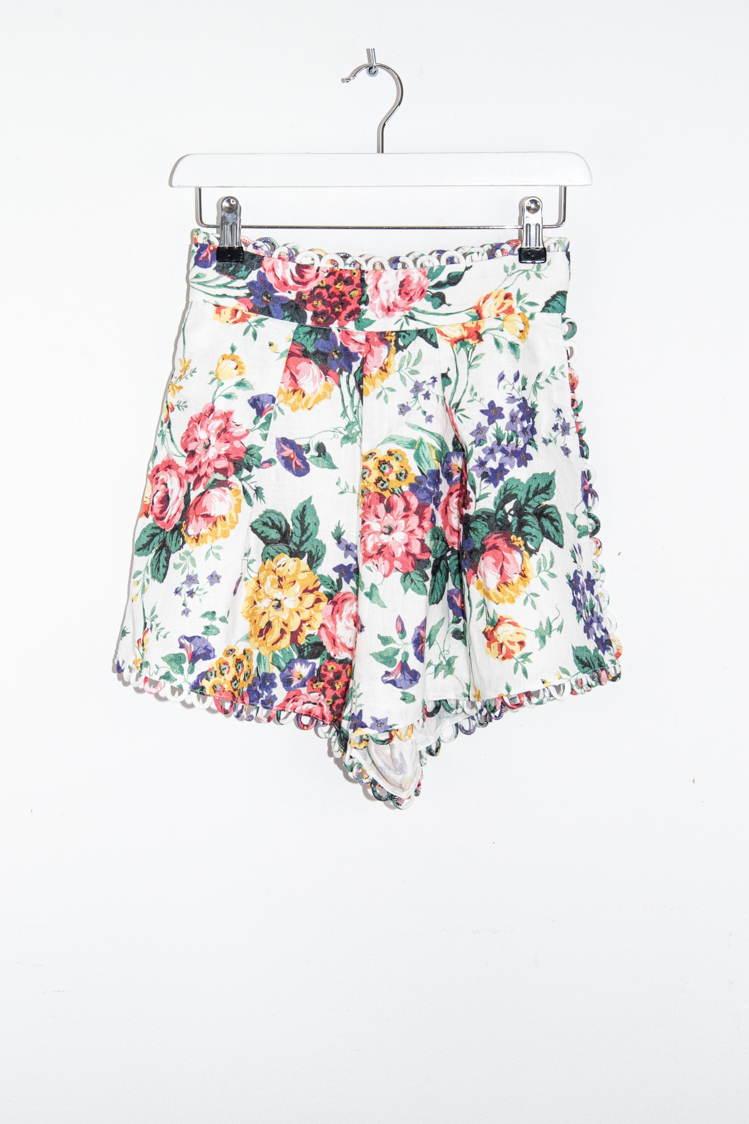 Zimmermann Shorts mit Blumenprint in Ecru und Bunt